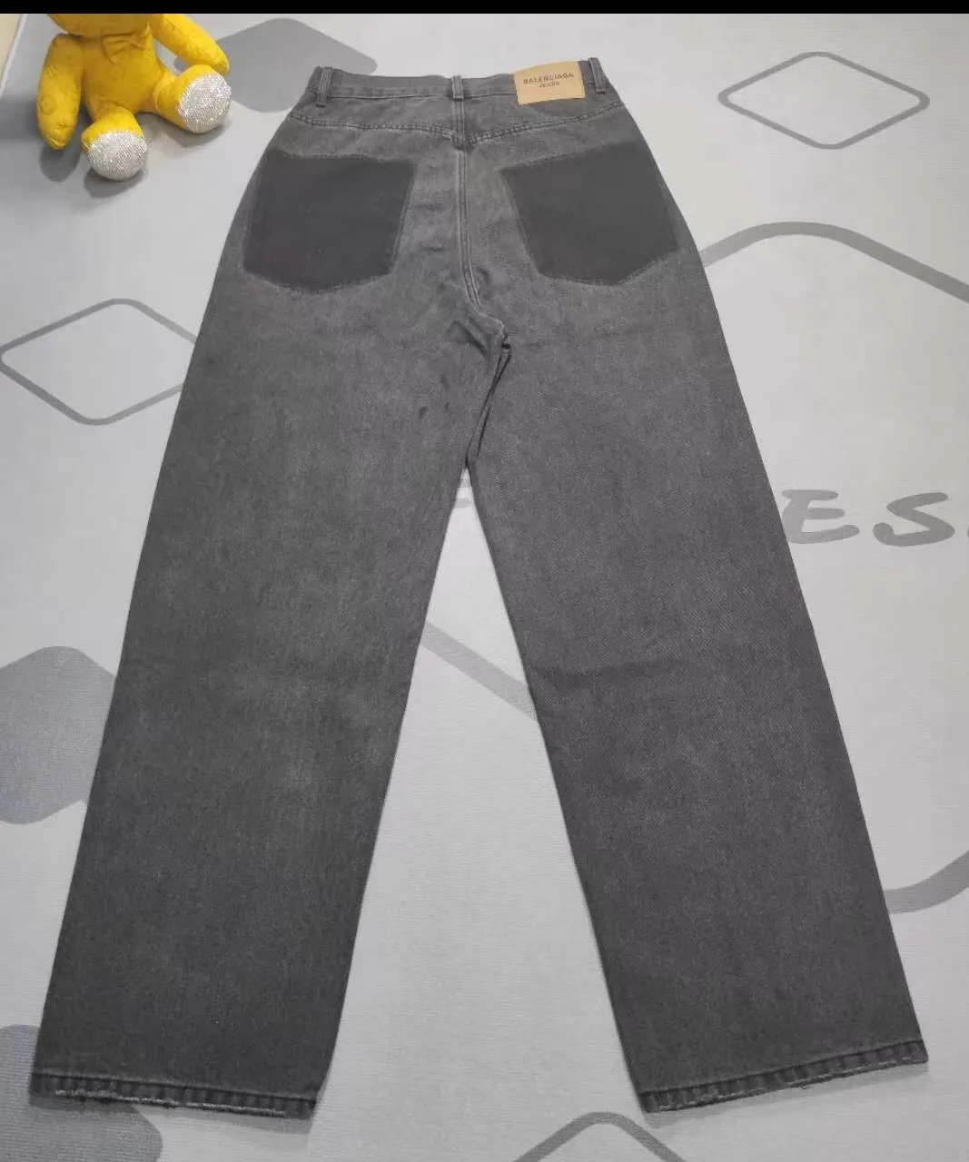 [New arrival] BALENCIAGA｜24SS Balenciaga washed loose wide-leg jeans - the fabric is 100% customer-supplied denim! In the denim world, to be called denim, it must meet two conditions. First, it must be woven using the ancient weaving method. Color: ②, natural dyeing!! These are difficult to achieve by industrial large-scale production machines. High-quality fabrics can sense the changes in your body and better modify the curves of the body. The upper body and back appear to have a tightening effect from the outside, so the legs will have a "weight loss effect". The inner side seams are made of red ear tannins, which is a symbol of high quality!! In this way, the slight imperfections of the figure will not be highlighted~ Especially the hem design can distinguish ordinary jeans in a second! Looking closely, you can see that every process and the texture are very fine and perfect. Color: black and gray Size: XS-L P:376