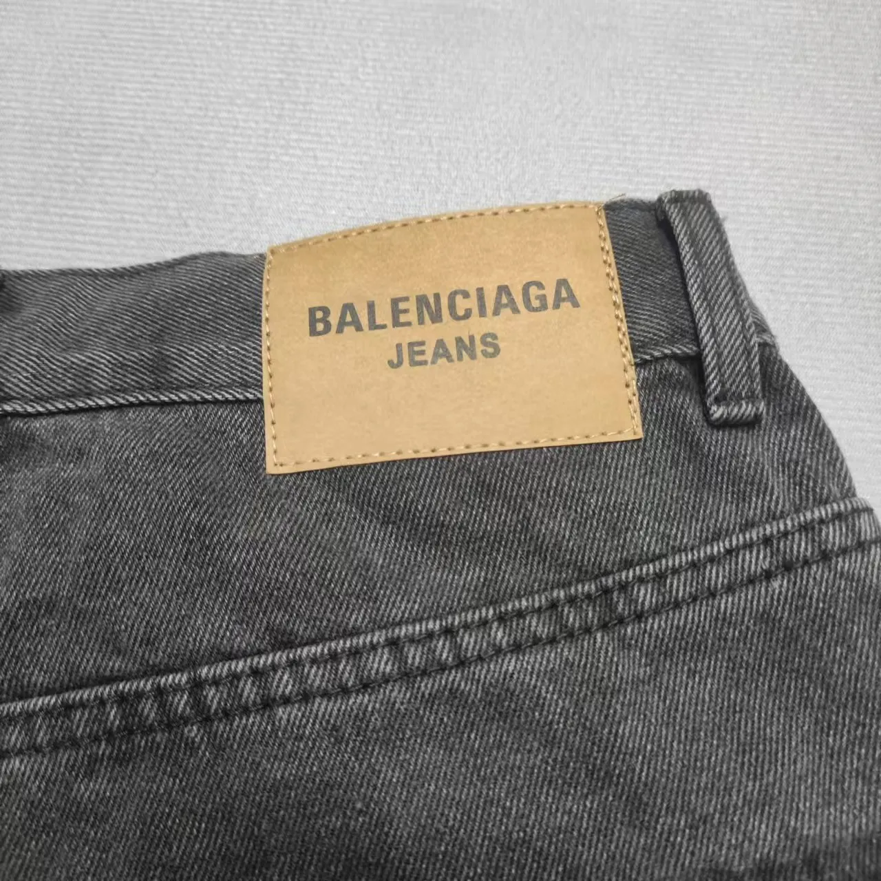 [New arrival] BALENCIAGA｜24SS Balenciaga washed loose wide-leg jeans - the fabric is 100% customer-supplied denim! In the denim world, to be called denim, it must meet two conditions. First, it must be woven using the ancient weaving method. Color: ②, natural dyeing!! These are difficult to achieve by industrial large-scale production machines. High-quality fabrics can sense the changes in your body and better modify the curves of the body. The upper body and back appear to have a tightening effect from the outside, so the legs will have a "weight loss effect". The inner side seams are made of red ear tannins, which is a symbol of high quality!! In this way, the slight imperfections of the figure will not be highlighted~ Especially the hem design can distinguish ordinary jeans in a second! Looking closely, you can see that every process and the texture are very fine and perfect. Color: black and gray Size: XS-L P:376