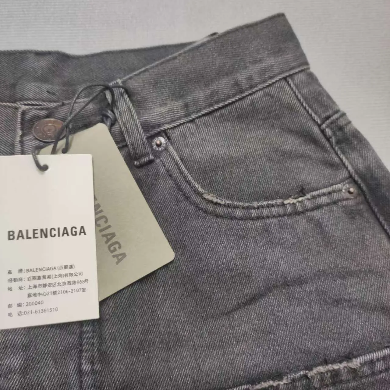 [New arrival] BALENCIAGA｜24SS Balenciaga washed loose wide-leg jeans - the fabric is 100% customer-supplied denim! In the denim world, to be called denim, it must meet two conditions. First, it must be woven using the ancient weaving method. Color: ②, natural dyeing!! These are difficult to achieve by industrial large-scale production machines. High-quality fabrics can sense the changes in your body and better modify the curves of the body. The upper body and back appear to have a tightening effect from the outside, so the legs will have a "weight loss effect". The inner side seams are made of red ear tannins, which is a symbol of high quality!! In this way, the slight imperfections of the figure will not be highlighted~ Especially the hem design can distinguish ordinary jeans in a second! Looking closely, you can see that every process and the texture are very fine and perfect. Color: black and gray Size: XS-L P:376