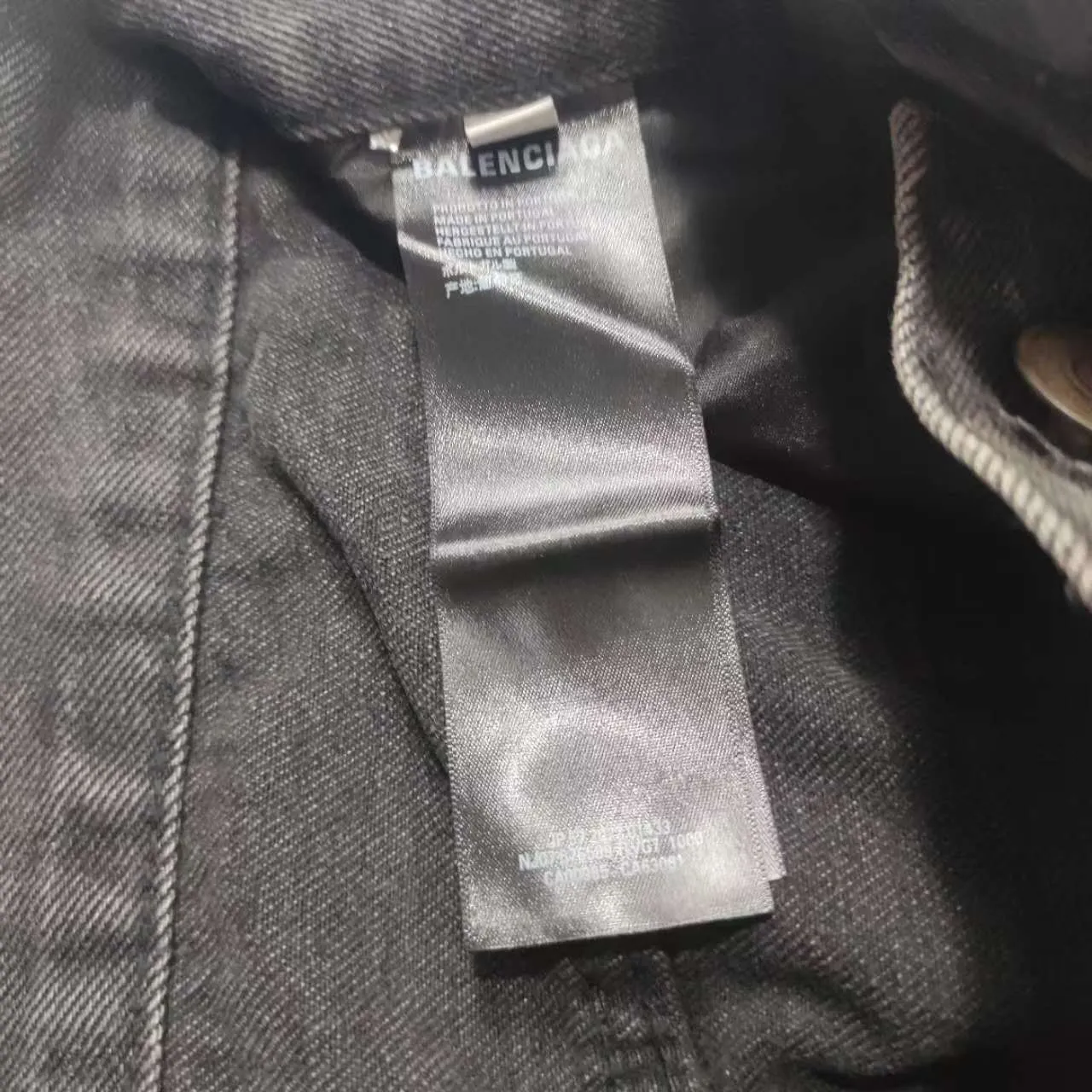 [New arrival] BALENCIAGA｜24SS Balenciaga washed loose wide-leg jeans - the fabric is 100% customer-supplied denim! In the denim world, to be called denim, it must meet two conditions. First, it must be woven using the ancient weaving method. Color: ②, natural dyeing!! These are difficult to achieve by industrial large-scale production machines. High-quality fabrics can sense the changes in your body and better modify the curves of the body. The upper body and back appear to have a tightening effect from the outside, so the legs will have a "weight loss effect". The inner side seams are made of red ear tannins, which is a symbol of high quality!! In this way, the slight imperfections of the figure will not be highlighted~ Especially the hem design can distinguish ordinary jeans in a second! Looking closely, you can see that every process and the texture are very fine and perfect. Color: black and gray Size: XS-L P:376