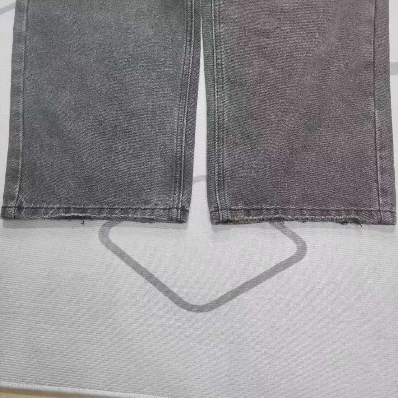 [New arrival] BALENCIAGA｜24SS Balenciaga washed loose wide-leg jeans - the fabric is 100% customer-supplied denim! In the denim world, to be called denim, it must meet two conditions. First, it must be woven using the ancient weaving method. Color: ②, natural dyeing!! These are difficult to achieve by industrial large-scale production machines. High-quality fabrics can sense the changes in your body and better modify the curves of the body. The upper body and back appear to have a tightening effect from the outside, so the legs will have a "weight loss effect". The inner side seams are made of red ear tannins, which is a symbol of high quality!! In this way, the slight imperfections of the figure will not be highlighted~ Especially the hem design can distinguish ordinary jeans in a second! Looking closely, you can see that every process and the texture are very fine and perfect. Color: black and gray Size: XS-L P:376