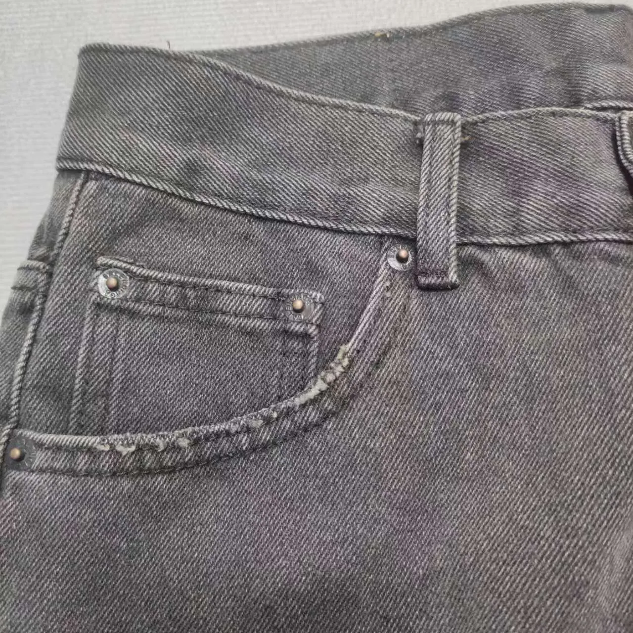 [New arrival] BALENCIAGA｜24SS Balenciaga washed loose wide-leg jeans - the fabric is 100% customer-supplied denim! In the denim world, to be called denim, it must meet two conditions. First, it must be woven using the ancient weaving method. Color: ②, natural dyeing!! These are difficult to achieve by industrial large-scale production machines. High-quality fabrics can sense the changes in your body and better modify the curves of the body. The upper body and back appear to have a tightening effect from the outside, so the legs will have a "weight loss effect". The inner side seams are made of red ear tannins, which is a symbol of high quality!! In this way, the slight imperfections of the figure will not be highlighted~ Especially the hem design can distinguish ordinary jeans in a second! Looking closely, you can see that every process and the texture are very fine and perfect. Color: black and gray Size: XS-L P:376