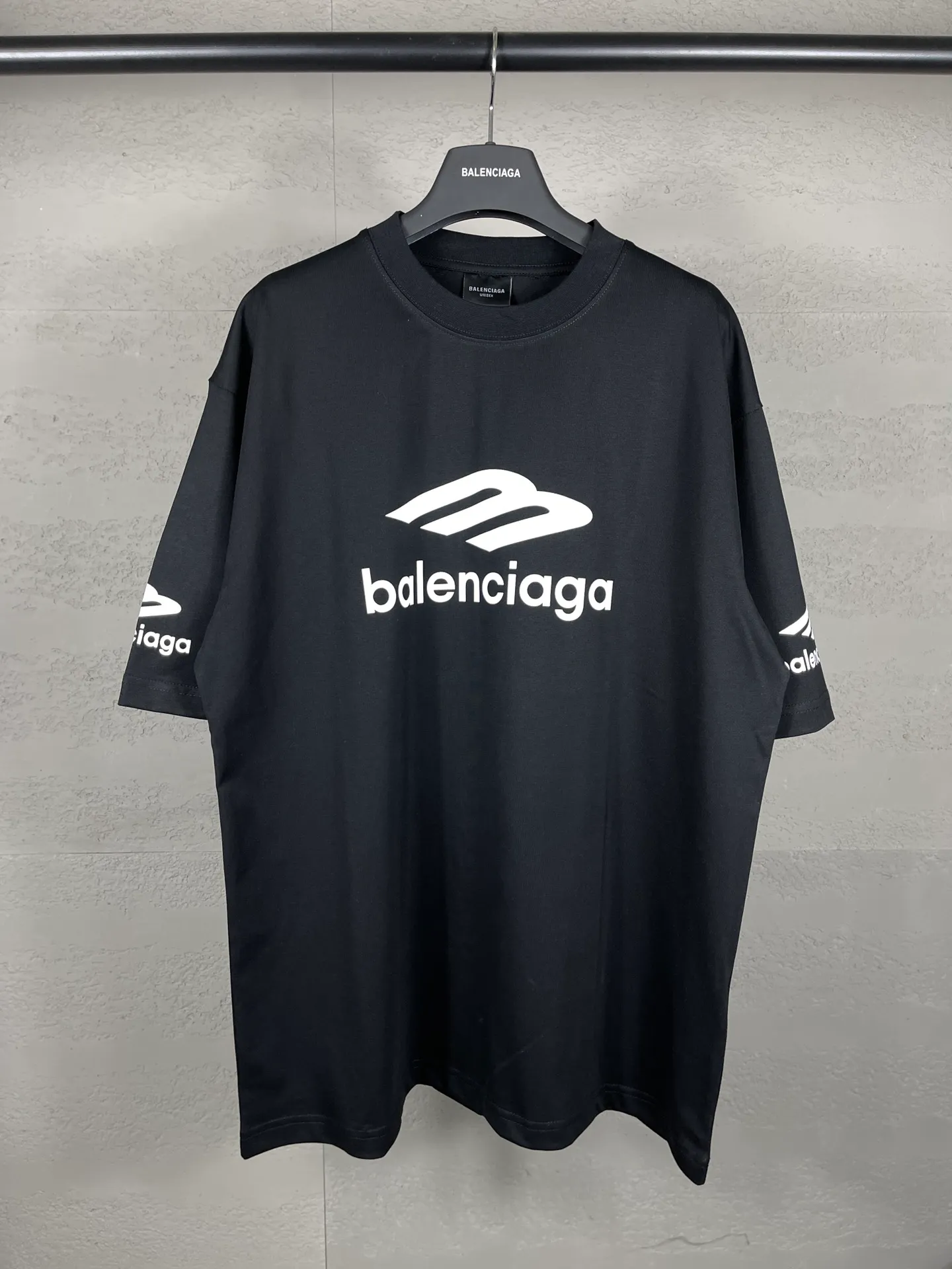 🅿️180 real photos [Top version. Official website quality] BALENCI*GA/Paris BALENCI*GA#2024 latest model, big LOGO icon. Front and back. Left and right printed short-sleeved T-shirts. Brick cabinet synchronization. Genuine products are developed and developed in the first time. Welcome to compare! The fabric is made of Paris ZP custom-woven and dyed 100% cotton double-yarn compact cotton. The weight is 260 grams. The cloth surface is clean. The cloth pattern is clear. It is soft and comfortable. It has good color fastness and is not easy to change color. The threads are woven and dyed with no color difference. The printing uses imported environmentally friendly ♻️ glue, which has a three-dimensional effect and clear lines. There are no rough edges and lines, and the version adopts the OS loose shoulder design. Same style for men and women. Code: BL223317 Color: Dark blue gray. White Size: XS to L