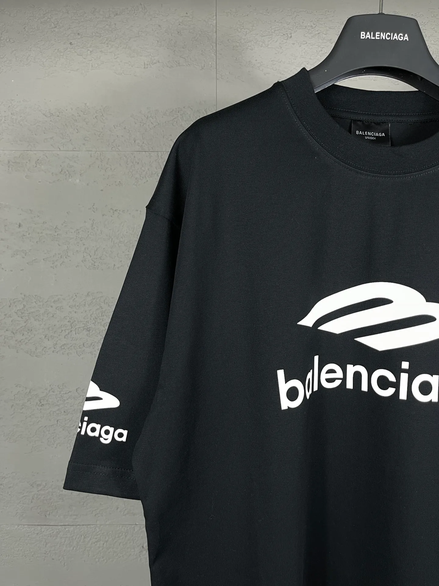 🅿️180 real photos [Top version. Official website quality] BALENCI*GA/Paris BALENCI*GA#2024 latest model, big LOGO icon. Front and back. Left and right printed short-sleeved T-shirts. Brick cabinet synchronization. Genuine products are developed and developed in the first time. Welcome to compare! The fabric is made of Paris ZP custom-woven and dyed 100% cotton double-yarn compact cotton. The weight is 260 grams. The cloth surface is clean. The cloth pattern is clear. It is soft and comfortable. It has good color fastness and is not easy to change color. The threads are woven and dyed with no color difference. The printing uses imported environmentally friendly ♻️ glue, which has a three-dimensional effect and clear lines. There are no rough edges and lines, and the version adopts the OS loose shoulder design. Same style for men and women. Code: BL223317 Color: Dark blue gray. White Size: XS to L
