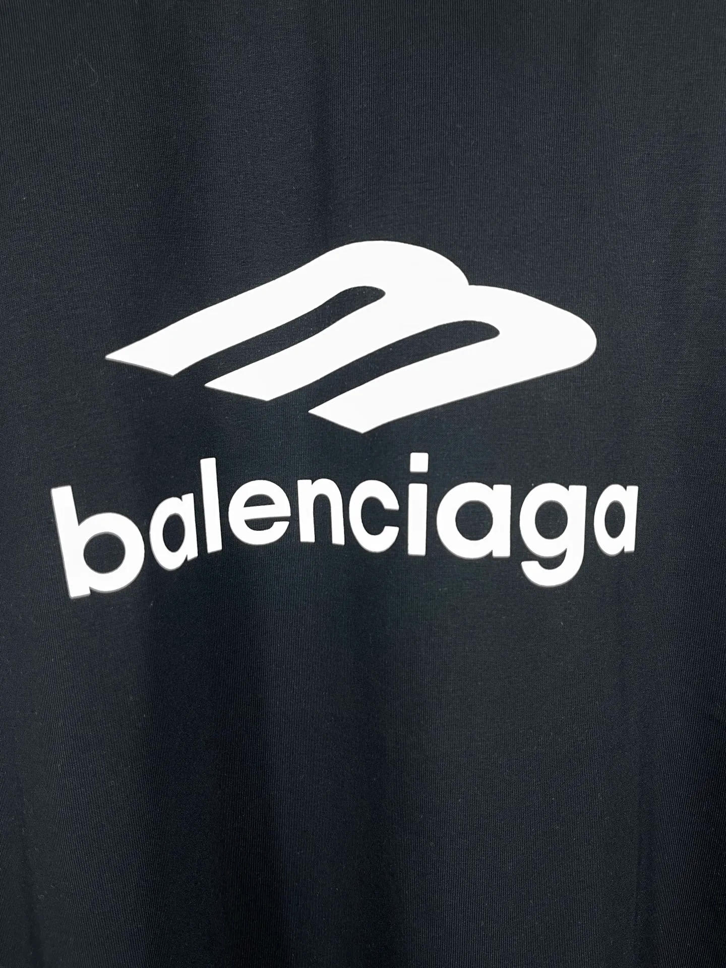 🅿️180 real photos [Top version. Official website quality] BALENCI*GA/Paris BALENCI*GA#2024 latest model, big LOGO icon. Front and back. Left and right printed short-sleeved T-shirts. Brick cabinet synchronization. Genuine products are developed and developed in the first time. Welcome to compare! The fabric is made of Paris ZP custom-woven and dyed 100% cotton double-yarn compact cotton. The weight is 260 grams. The cloth surface is clean. The cloth pattern is clear. It is soft and comfortable. It has good color fastness and is not easy to change color. The threads are woven and dyed with no color difference. The printing uses imported environmentally friendly ♻️ glue, which has a three-dimensional effect and clear lines. There are no rough edges and lines, and the version adopts the OS loose shoulder design. Same style for men and women. Code: BL223317 Color: Dark blue gray. White Size: XS to L