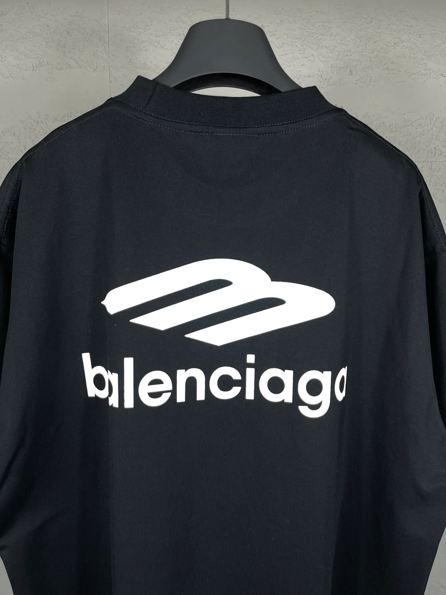 🅿️180 real photos [Top version. Official website quality] BALENCI*GA/Paris BALENCI*GA#2024 latest model, big LOGO icon. Front and back. Left and right printed short-sleeved T-shirts. Brick cabinet synchronization. Genuine products are developed and developed in the first time. Welcome to compare! The fabric is made of Paris ZP custom-woven and dyed 100% cotton double-yarn compact cotton. The weight is 260 grams. The cloth surface is clean. The cloth pattern is clear. It is soft and comfortable. It has good color fastness and is not easy to change color. The threads are woven and dyed with no color difference. The printing uses imported environmentally friendly ♻️ glue, which has a three-dimensional effect and clear lines. There are no rough edges and lines, and the version adopts the OS loose shoulder design. Same style for men and women. Code: BL223317 Color: Dark blue gray. White Size: XS to L