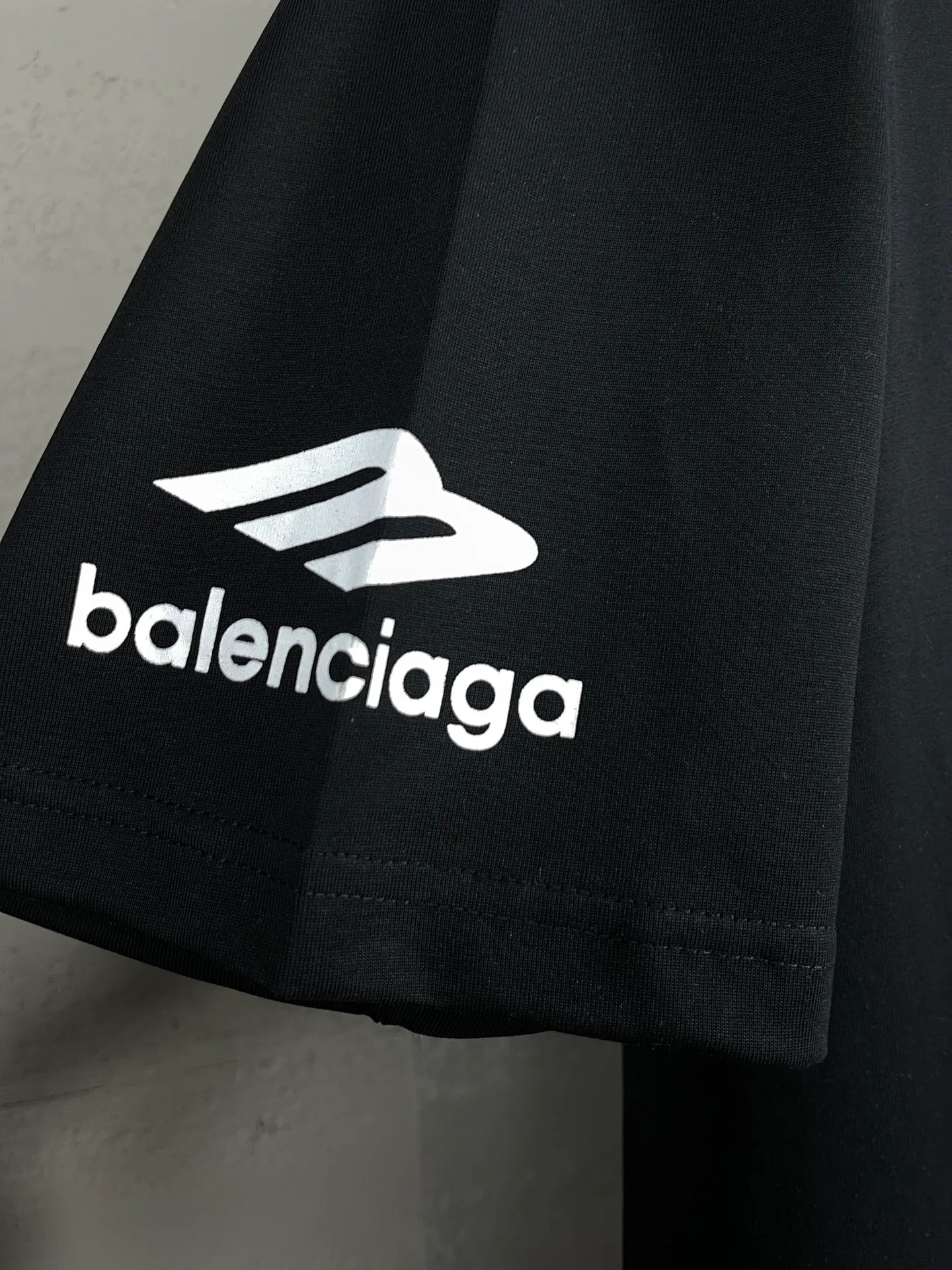 🅿️180 real photos [Top version. Official website quality] BALENCI*GA/Paris BALENCI*GA#2024 latest model, big LOGO icon. Front and back. Left and right printed short-sleeved T-shirts. Brick cabinet synchronization. Genuine products are developed and developed in the first time. Welcome to compare! The fabric is made of Paris ZP custom-woven and dyed 100% cotton double-yarn compact cotton. The weight is 260 grams. The cloth surface is clean. The cloth pattern is clear. It is soft and comfortable. It has good color fastness and is not easy to change color. The threads are woven and dyed with no color difference. The printing uses imported environmentally friendly ♻️ glue, which has a three-dimensional effect and clear lines. There are no rough edges and lines, and the version adopts the OS loose shoulder design. Same style for men and women. Code: BL223317 Color: Dark blue gray. White Size: XS to L