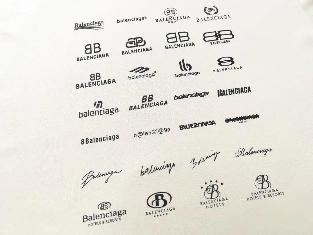 🅿️170 Detailed Picture [Top version. Official website quality] BALENCI*GA/Paris BALENCI*GA# 2023 spring and summer new style, printed with classic LOGO collection short-sleeved T-shirt. 2023 spring and summer new product. Brick cabinet synchronization. The fabric is made of Paris ZP custom-woven and dyed 100% cotton double yarn compact cotton. The weight is 260 grams. The cloth surface is clean. The cloth pattern is clear. Soft and comfortable. Good color fastness. Not easy to change color. The threads are woven and dyed with no color difference. The printing uses imported environmentally friendly rubber paddles, precision stencils, fine LOGO letters, clear letters, no burrs, and a three-dimensional effect. Restore brick cabinet. The version adopts OS loose shoulder version. Same style for men and women. Code: BL223071 Color: black, beige, pink, smoky gray, white. Size: XS to L