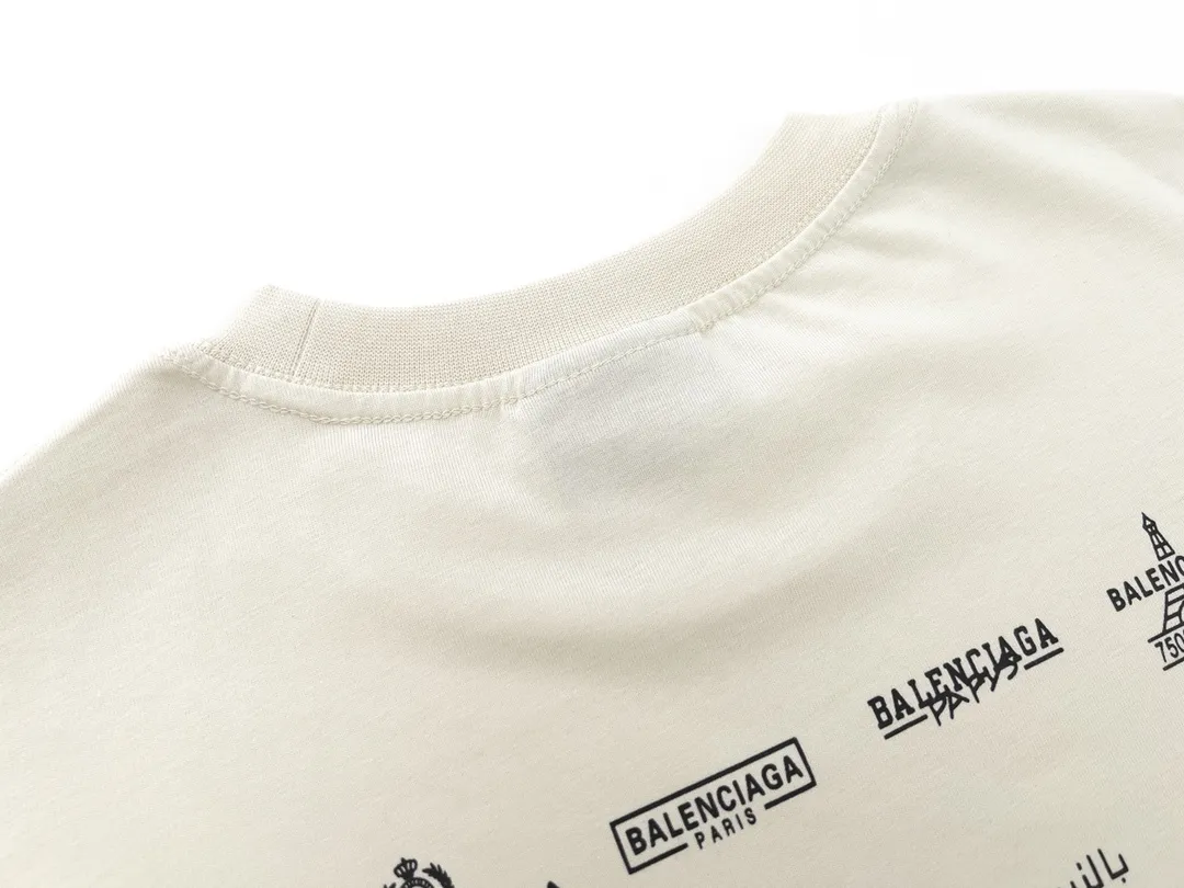 🅿️170 Detailed Picture [Top version. Official website quality] BALENCI*GA/Paris BALENCI*GA# 2023 spring and summer new style, printed with classic LOGO collection short-sleeved T-shirt. 2023 spring and summer new product. Brick cabinet synchronization. The fabric is made of Paris ZP custom-woven and dyed 100% cotton double yarn compact cotton. The weight is 260 grams. The cloth surface is clean. The cloth pattern is clear. Soft and comfortable. Good color fastness. Not easy to change color. The threads are woven and dyed with no color difference. The printing uses imported environmentally friendly rubber paddles, precision stencils, fine LOGO letters, clear letters, no burrs, and a three-dimensional effect. Restore brick cabinet. The version adopts OS loose shoulder version. Same style for men and women. Code: BL223071 Color: black, beige, pink, smoky gray, white. Size: XS to L