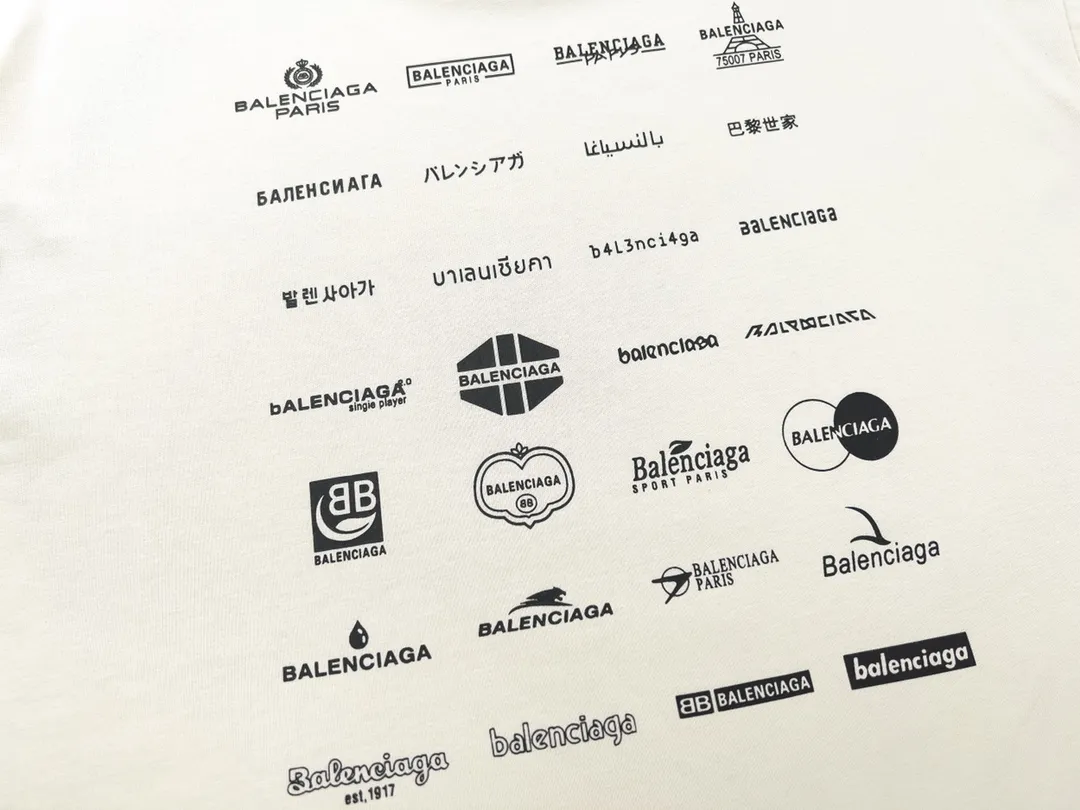 🅿️170 Detailed Picture [Top version. Official website quality] BALENCI*GA/Paris BALENCI*GA# 2023 spring and summer new style, printed with classic LOGO collection short-sleeved T-shirt. 2023 spring and summer new product. Brick cabinet synchronization. The fabric is made of Paris ZP custom-woven and dyed 100% cotton double yarn compact cotton. The weight is 260 grams. The cloth surface is clean. The cloth pattern is clear. Soft and comfortable. Good color fastness. Not easy to change color. The threads are woven and dyed with no color difference. The printing uses imported environmentally friendly rubber paddles, precision stencils, fine LOGO letters, clear letters, no burrs, and a three-dimensional effect. Restore brick cabinet. The version adopts OS loose shoulder version. Same style for men and women. Code: BL223071 Color: black, beige, pink, smoky gray, white. Size: XS to L