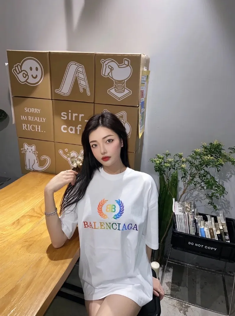 ♻️💯Refer to the model picture for the upper body❤️[Top tested version] Balenciag rainbow🌈embroidered gradient wheat short sleeves. The original version is consistent with 32S 280g fabric. The printing process is embroidered first. White cotton yarn is used as the embroidery base, and then digitally printed on the embroidery. High-density 10,000-needle embroidery and the brightness and saturation of the color of the letters are integrated. Full set of packaging. Guaranteed accessories. Packaging. Glossy paper Main label, wash water label, lanyard, tag, pin, same at the counter. Color: White Size: XS-L P:270