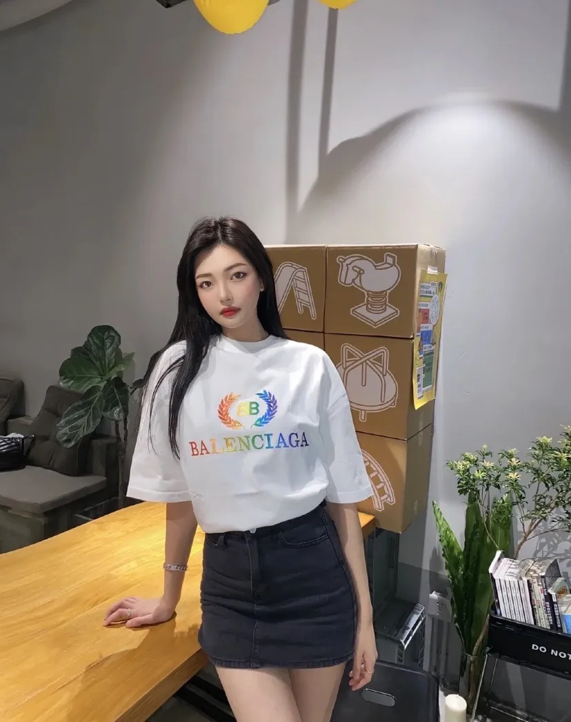 ♻️💯Refer to the model picture for the upper body❤️[Top tested version] Balenciag rainbow🌈embroidered gradient wheat short sleeves. The original version is consistent with 32S 280g fabric. The printing process is embroidered first. White cotton yarn is used as the embroidery base, and then digitally printed on the embroidery. High-density 10,000-needle embroidery and the brightness and saturation of the color of the letters are integrated. Full set of packaging. Guaranteed accessories. Packaging. Glossy paper Main label, wash water label, lanyard, tag, pin, same at the counter. Color: White Size: XS-L P:270