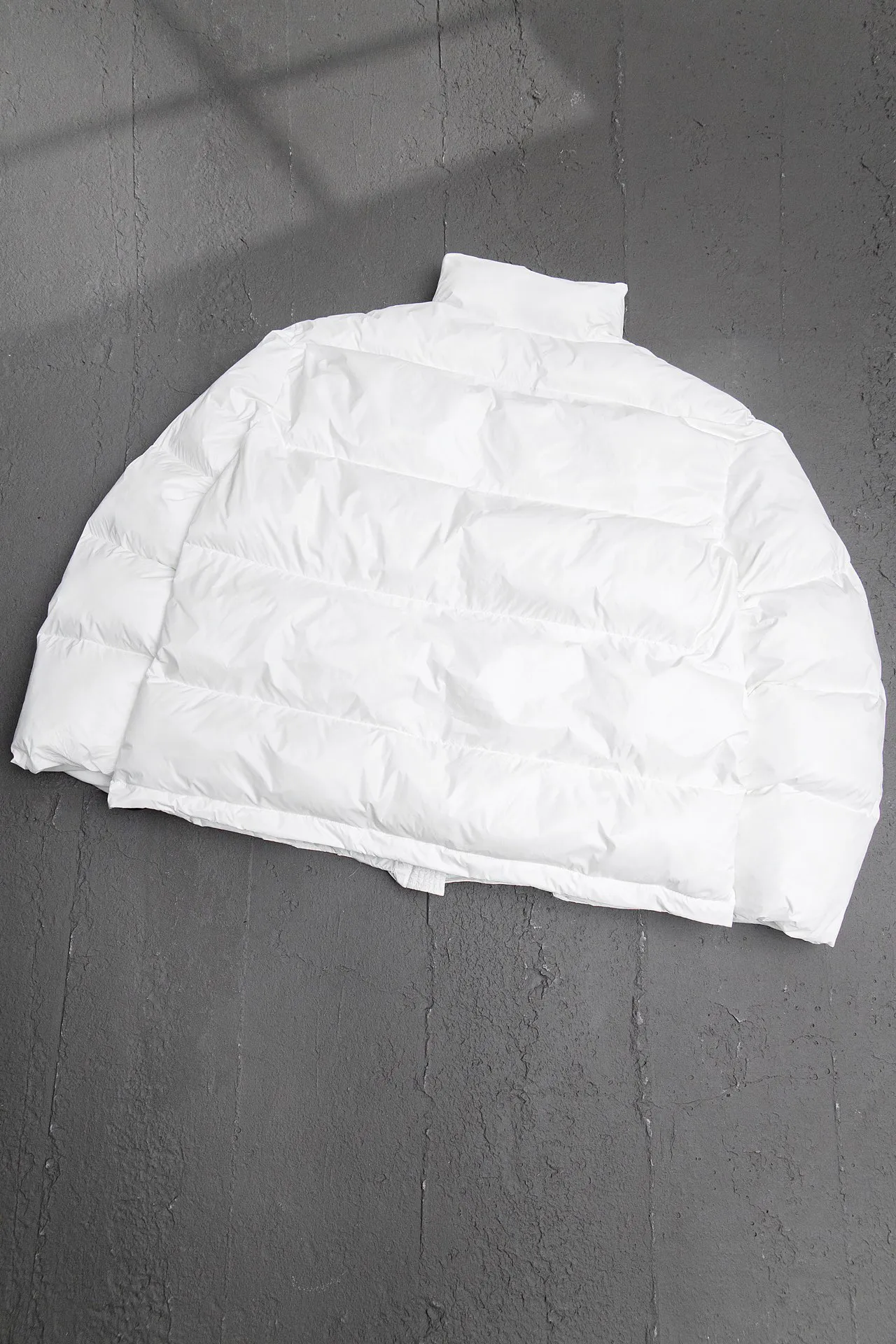 💰780 [Highest version] Balenciaga / Balenciaga BLCG 24FW 3B laser logo ski down jacket Correct version The surface fabric is made of customized high-density shiny nylon fabric. The fabric has a level 4 water-repellent coating process. The inner part is made of customized high-density cloud-like nylon fabric. The inner part is made of double-layer 330 gallbladder. Filled with 500 grams of Xinjiang pearl particle cotton. Waist drawstring waist design. Flexible temperature locking. Imported environmentally friendly laser reflective thermal transfer printing technology. The front panel adopts a diagonal pocket design. It is equipped with zipper opening and closing. Internal zipper pocket design. The hem adopts elastic rope stopper storage design. Open the mold to customize the hardware zipper. Open the mold to customize the original air eye. Open the mold to customize the original logo sugar cube rope stopper. Original main mark and washable tag brand packaging. Color: black/white. Size: 46/48/50/52. Size chart: Clothes length. Bust Shoulder Width Sleeve Length 46: 72 138 58 66 48: 74 142 59 67 50: 76 146 60 68 52: 78 150 61 69 Note: There is a difference of 1~2CM due to manual measurement