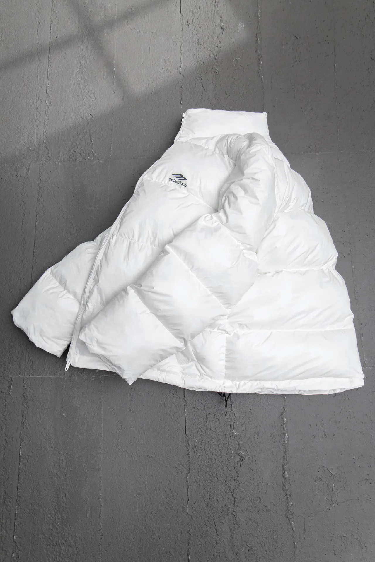 💰780 [Highest version] Balenciaga / Balenciaga BLCG 24FW 3B laser logo ski down jacket Correct version The surface fabric is made of customized high-density shiny nylon fabric. The fabric has a level 4 water-repellent coating process. The inner part is made of customized high-density cloud-like nylon fabric. The inner part is made of double-layer 330 gallbladder. Filled with 500 grams of Xinjiang pearl particle cotton. Waist drawstring waist design. Flexible temperature locking. Imported environmentally friendly laser reflective thermal transfer printing technology. The front panel adopts a diagonal pocket design. It is equipped with zipper opening and closing. Internal zipper pocket design. The hem adopts elastic rope stopper storage design. Open the mold to customize the hardware zipper. Open the mold to customize the original air eye. Open the mold to customize the original logo sugar cube rope stopper. Original main mark and washable tag brand packaging. Color: black/white. Size: 46/48/50/52. Size chart: Clothes length. Bust Shoulder Width Sleeve Length 46: 72 138 58 66 48: 74 142 59 67 50: 76 146 60 68 52: 78 150 61 69 Note: There is a difference of 1~2CM due to manual measurement