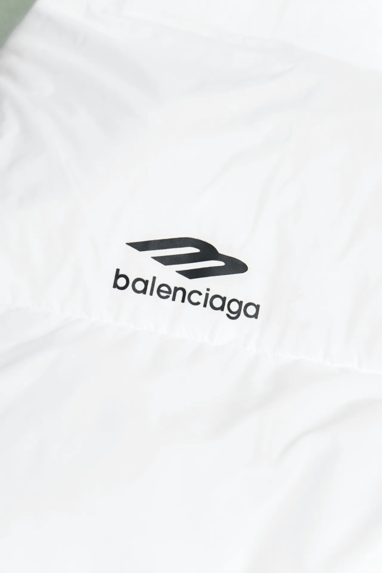 💰780 [Highest version] Balenciaga / Balenciaga BLCG 24FW 3B laser logo ski down jacket Correct version The surface fabric is made of customized high-density shiny nylon fabric. The fabric has a level 4 water-repellent coating process. The inner part is made of customized high-density cloud-like nylon fabric. The inner part is made of double-layer 330 gallbladder. Filled with 500 grams of Xinjiang pearl particle cotton. Waist drawstring waist design. Flexible temperature locking. Imported environmentally friendly laser reflective thermal transfer printing technology. The front panel adopts a diagonal pocket design. It is equipped with zipper opening and closing. Internal zipper pocket design. The hem adopts elastic rope stopper storage design. Open the mold to customize the hardware zipper. Open the mold to customize the original air eye. Open the mold to customize the original logo sugar cube rope stopper. Original main mark and washable tag brand packaging. Color: black/white. Size: 46/48/50/52. Size chart: Clothes length. Bust Shoulder Width Sleeve Length 46: 72 138 58 66 48: 74 142 59 67 50: 76 146 60 68 52: 78 150 61 69 Note: There is a difference of 1~2CM due to manual measurement