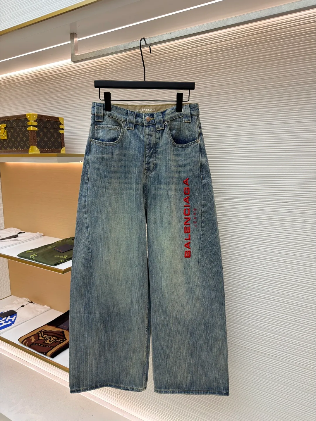 Balenciaga jeans embroidered denim trousers ●Authentic product: purchased and developed for 5999 ●Item number: 1681054-B25 ●Fabric: bamboo fabric ●Technology: washed production ●Version: loose version ●Weight: about 840 grams ●Size: There is a looming dark bamboo pattern in the dark blue base. The left leg is decorated with Balenciaga jeans embroidery, which complements the Paris kraft paper on the back waistband to add brand recognition. The black silk thread meanders on the dark blue background, instantly igniting the visual focus. The lines are smooth and full of tension. It has a dual temperament of retro and modern. It outlines the infinite possibilities of fashion, giving priority to customizing 1:1 original denim materials to stir-fry snowballs and stir-fry salt. Specially prepared corresponding solutions. Add a certain amount of dye, soak the denim material in it to absorb the solvent, then scrub it and dry it to further fade and oxidize it. The fried sand hand-rubbing technology is used to process the denim material in a sand-frying machine to cause natural fading and wear on the surface of the denim. Then, special tools are used to physically damage the surface of the jeans by hand, maintaining the original texture and details while increasing its uniqueness. The rub-pressed wrinkle whisker technology and the gun-painted cat whisker technology are combined to give priority to hand-rubbing in specific areas to achieve a natural wrinkle effect. Then, specific tools are used to draw a whisker-shaped texture to create a full visual effect. The overall wiring is straight and delicate, the fabric is comfortable and soft, and the color is consistent without color difference. It can be matched with the same style to create a fashionable look and control various occasions. Customized accessories, complete with three standards, same style for men and women!