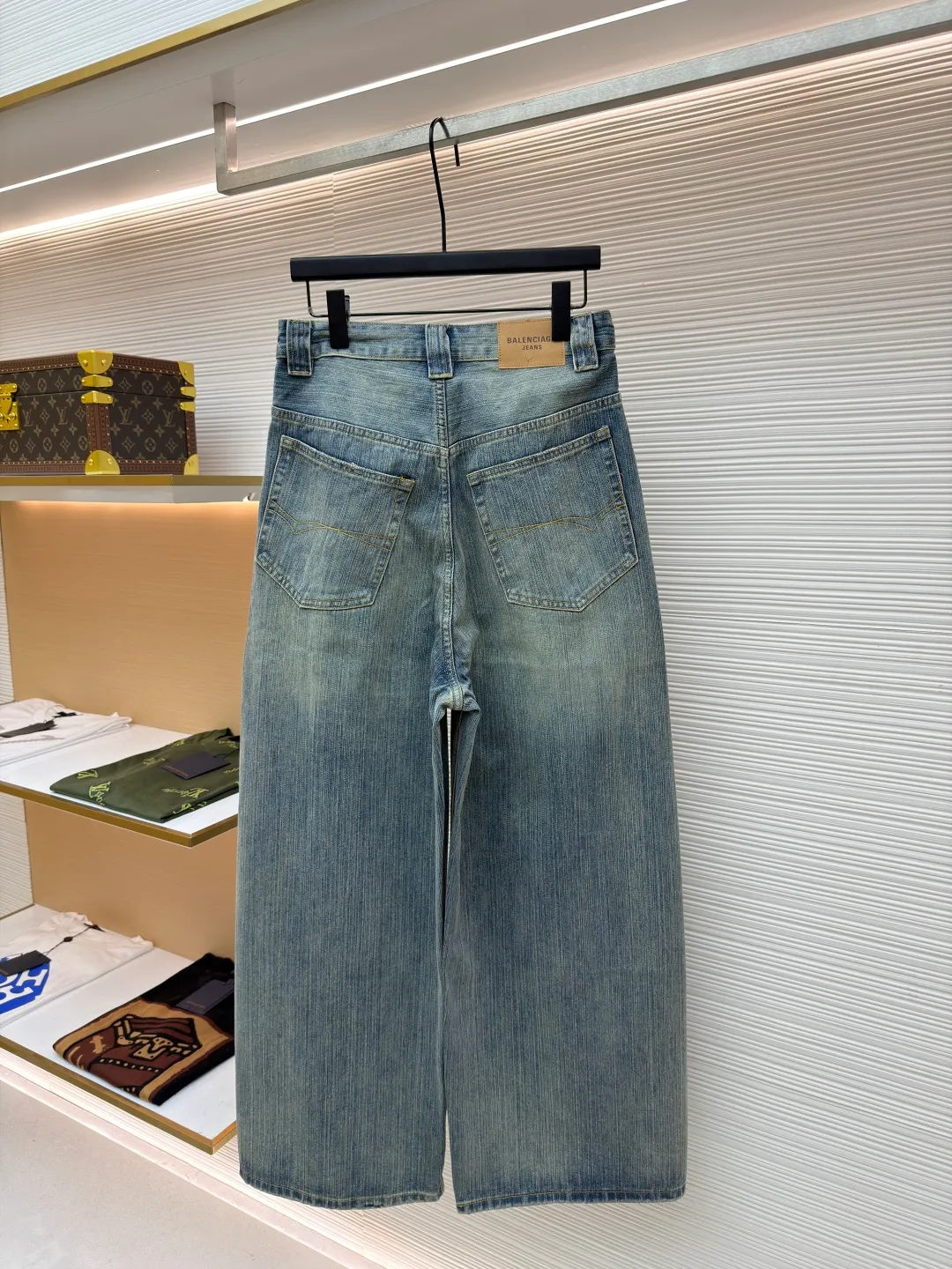 Balenciaga jeans embroidered denim trousers ●Authentic product: purchased and developed for 5999 ●Item number: 1681054-B25 ●Fabric: bamboo fabric ●Technology: washed production ●Version: loose version ●Weight: about 840 grams ●Size: There is a looming dark bamboo pattern in the dark blue base. The left leg is decorated with Balenciaga jeans embroidery, which complements the Paris kraft paper on the back waistband to add brand recognition. The black silk thread meanders on the dark blue background, instantly igniting the visual focus. The lines are smooth and full of tension. It has a dual temperament of retro and modern. It outlines the infinite possibilities of fashion, giving priority to customizing 1:1 original denim materials to stir-fry snowballs and stir-fry salt. Specially prepared corresponding solutions. Add a certain amount of dye, soak the denim material in it to absorb the solvent, then scrub it and dry it to further fade and oxidize it. The fried sand hand-rubbing technology is used to process the denim material in a sand-frying machine to cause natural fading and wear on the surface of the denim. Then, special tools are used to physically damage the surface of the jeans by hand, maintaining the original texture and details while increasing its uniqueness. The rub-pressed wrinkle whisker technology and the gun-painted cat whisker technology are combined to give priority to hand-rubbing in specific areas to achieve a natural wrinkle effect. Then, specific tools are used to draw a whisker-shaped texture to create a full visual effect. The overall wiring is straight and delicate, the fabric is comfortable and soft, and the color is consistent without color difference. It can be matched with the same style to create a fashionable look and control various occasions. Customized accessories, complete with three standards, same style for men and women!