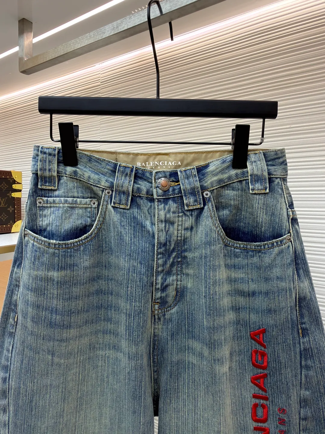 Balenciaga jeans embroidered denim trousers ●Authentic product: purchased and developed for 5999 ●Item number: 1681054-B25 ●Fabric: bamboo fabric ●Technology: washed production ●Version: loose version ●Weight: about 840 grams ●Size: There is a looming dark bamboo pattern in the dark blue base. The left leg is decorated with Balenciaga jeans embroidery, which complements the Paris kraft paper on the back waistband to add brand recognition. The black silk thread meanders on the dark blue background, instantly igniting the visual focus. The lines are smooth and full of tension. It has a dual temperament of retro and modern. It outlines the infinite possibilities of fashion, giving priority to customizing 1:1 original denim materials to stir-fry snowballs and stir-fry salt. Specially prepared corresponding solutions. Add a certain amount of dye, soak the denim material in it to absorb the solvent, then scrub it and dry it to further fade and oxidize it. The fried sand hand-rubbing technology is used to process the denim material in a sand-frying machine to cause natural fading and wear on the surface of the denim. Then, special tools are used to physically damage the surface of the jeans by hand, maintaining the original texture and details while increasing its uniqueness. The rub-pressed wrinkle whisker technology and the gun-painted cat whisker technology are combined to give priority to hand-rubbing in specific areas to achieve a natural wrinkle effect. Then, specific tools are used to draw a whisker-shaped texture to create a full visual effect. The overall wiring is straight and delicate, the fabric is comfortable and soft, and the color is consistent without color difference. It can be matched with the same style to create a fashionable look and control various occasions. Customized accessories, complete with three standards, same style for men and women!