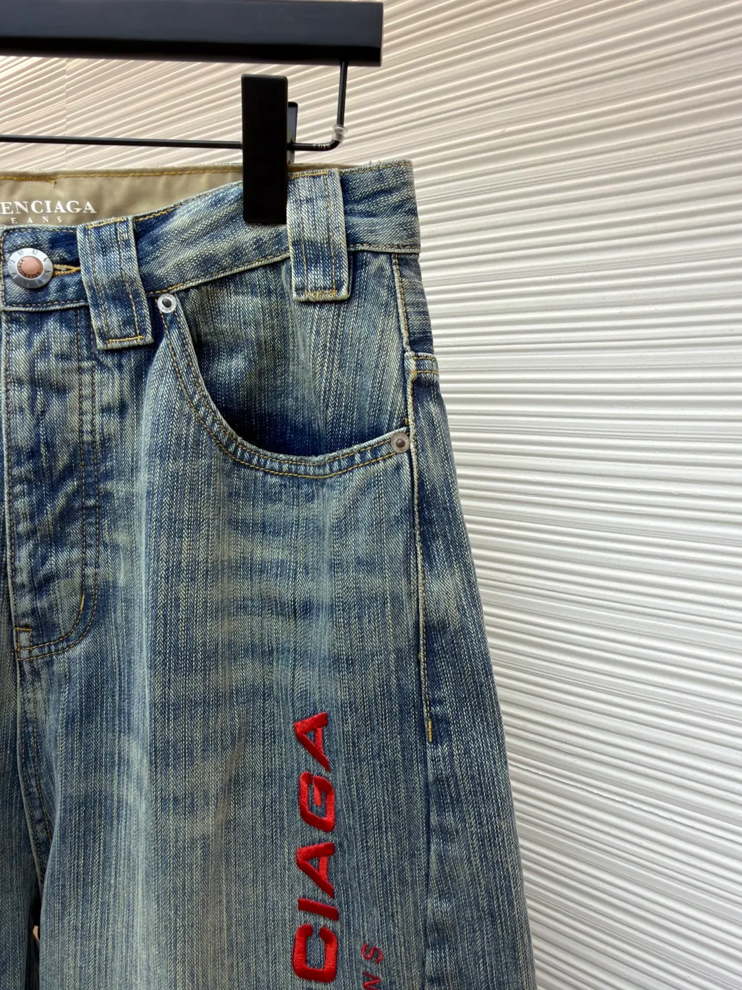 Balenciaga jeans embroidered denim trousers ●Authentic product: purchased and developed for 5999 ●Item number: 1681054-B25 ●Fabric: bamboo fabric ●Technology: washed production ●Version: loose version ●Weight: about 840 grams ●Size: There is a looming dark bamboo pattern in the dark blue base. The left leg is decorated with Balenciaga jeans embroidery, which complements the Paris kraft paper on the back waistband to add brand recognition. The black silk thread meanders on the dark blue background, instantly igniting the visual focus. The lines are smooth and full of tension. It has a dual temperament of retro and modern. It outlines the infinite possibilities of fashion, giving priority to customizing 1:1 original denim materials to stir-fry snowballs and stir-fry salt. Specially prepared corresponding solutions. Add a certain amount of dye, soak the denim material in it to absorb the solvent, then scrub it and dry it to further fade and oxidize it. The fried sand hand-rubbing technology is used to process the denim material in a sand-frying machine to cause natural fading and wear on the surface of the denim. Then, special tools are used to physically damage the surface of the jeans by hand, maintaining the original texture and details while increasing its uniqueness. The rub-pressed wrinkle whisker technology and the gun-painted cat whisker technology are combined to give priority to hand-rubbing in specific areas to achieve a natural wrinkle effect. Then, specific tools are used to draw a whisker-shaped texture to create a full visual effect. The overall wiring is straight and delicate, the fabric is comfortable and soft, and the color is consistent without color difference. It can be matched with the same style to create a fashionable look and control various occasions. Customized accessories, complete with three standards, same style for men and women!