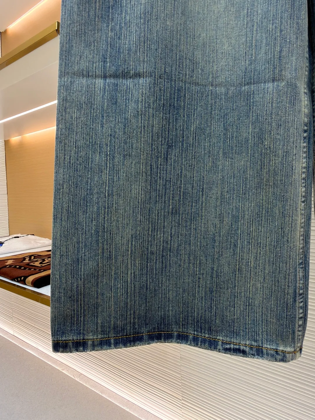 Balenciaga jeans embroidered denim trousers ●Authentic product: purchased and developed for 5999 ●Item number: 1681054-B25 ●Fabric: bamboo fabric ●Technology: washed production ●Version: loose version ●Weight: about 840 grams ●Size: There is a looming dark bamboo pattern in the dark blue base. The left leg is decorated with Balenciaga jeans embroidery, which complements the Paris kraft paper on the back waistband to add brand recognition. The black silk thread meanders on the dark blue background, instantly igniting the visual focus. The lines are smooth and full of tension. It has a dual temperament of retro and modern. It outlines the infinite possibilities of fashion, giving priority to customizing 1:1 original denim materials to stir-fry snowballs and stir-fry salt. Specially prepared corresponding solutions. Add a certain amount of dye, soak the denim material in it to absorb the solvent, then scrub it and dry it to further fade and oxidize it. The fried sand hand-rubbing technology is used to process the denim material in a sand-frying machine to cause natural fading and wear on the surface of the denim. Then, special tools are used to physically damage the surface of the jeans by hand, maintaining the original texture and details while increasing its uniqueness. The rub-pressed wrinkle whisker technology and the gun-painted cat whisker technology are combined to give priority to hand-rubbing in specific areas to achieve a natural wrinkle effect. Then, specific tools are used to draw a whisker-shaped texture to create a full visual effect. The overall wiring is straight and delicate, the fabric is comfortable and soft, and the color is consistent without color difference. It can be matched with the same style to create a fashionable look and control various occasions. Customized accessories, complete with three standards, same style for men and women!