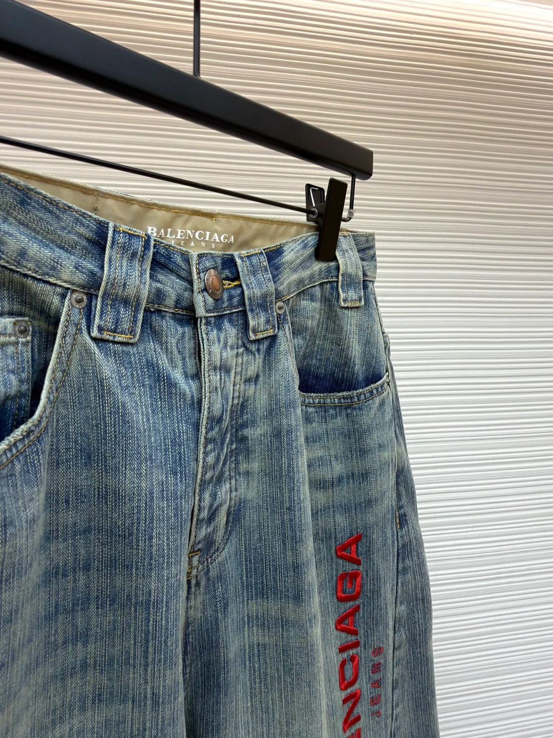 Balenciaga jeans embroidered denim trousers ●Authentic product: purchased and developed for 5999 ●Item number: 1681054-B25 ●Fabric: bamboo fabric ●Technology: washed production ●Version: loose version ●Weight: about 840 grams ●Size: There is a looming dark bamboo pattern in the dark blue base. The left leg is decorated with Balenciaga jeans embroidery, which complements the Paris kraft paper on the back waistband to add brand recognition. The black silk thread meanders on the dark blue background, instantly igniting the visual focus. The lines are smooth and full of tension. It has a dual temperament of retro and modern. It outlines the infinite possibilities of fashion, giving priority to customizing 1:1 original denim materials to stir-fry snowballs and stir-fry salt. Specially prepared corresponding solutions. Add a certain amount of dye, soak the denim material in it to absorb the solvent, then scrub it and dry it to further fade and oxidize it. The fried sand hand-rubbing technology is used to process the denim material in a sand-frying machine to cause natural fading and wear on the surface of the denim. Then, special tools are used to physically damage the surface of the jeans by hand, maintaining the original texture and details while increasing its uniqueness. The rub-pressed wrinkle whisker technology and the gun-painted cat whisker technology are combined to give priority to hand-rubbing in specific areas to achieve a natural wrinkle effect. Then, specific tools are used to draw a whisker-shaped texture to create a full visual effect. The overall wiring is straight and delicate, the fabric is comfortable and soft, and the color is consistent without color difference. It can be matched with the same style to create a fashionable look and control various occasions. Customized accessories, complete with three standards, same style for men and women!