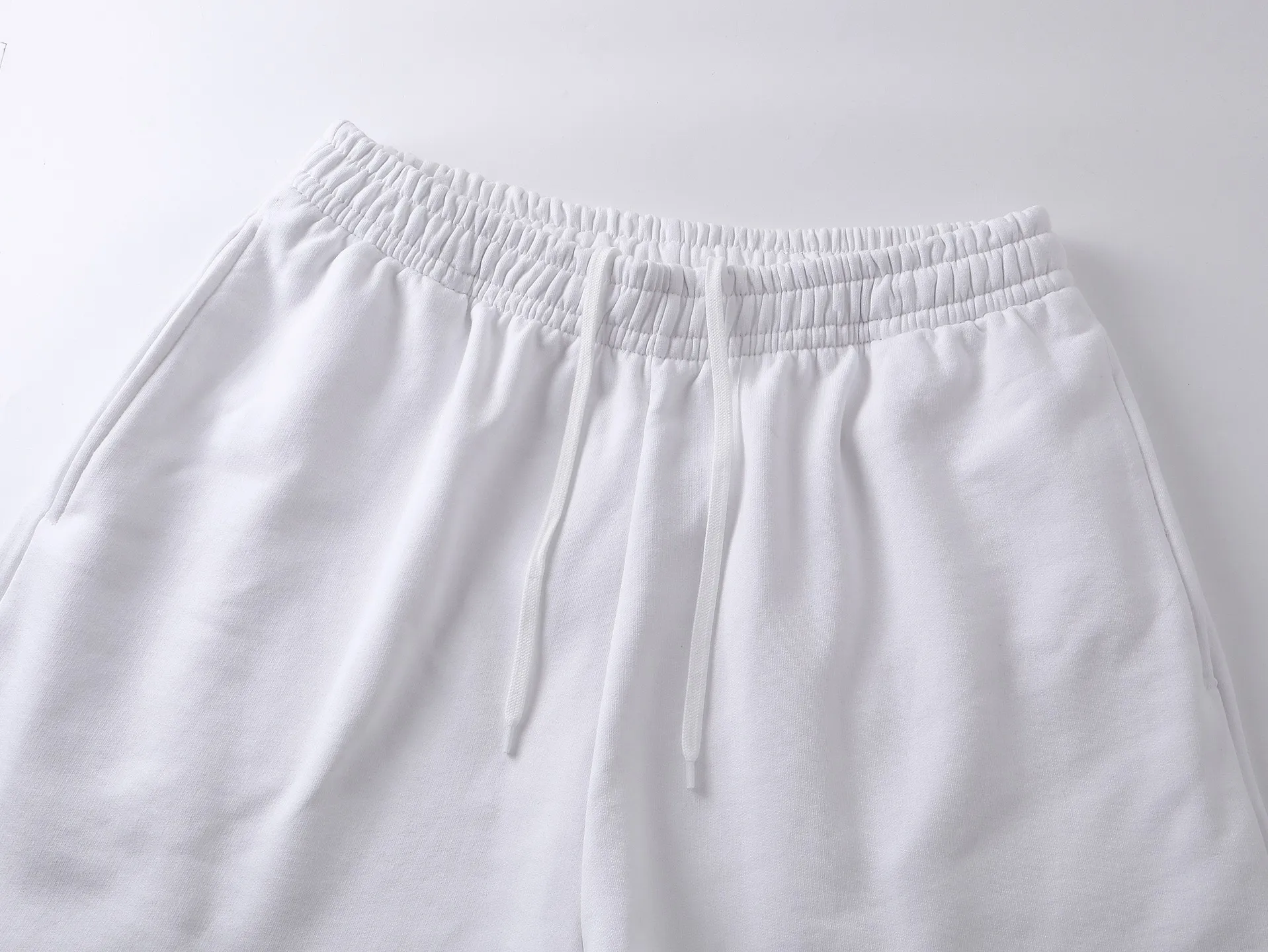 🅿️210 real photos [Top version. Official website quality] BALENCI*GA/Paris. 2025 new model. New embroidered shorts co-branded by Under Armor in Paris. Synchronized with brick cabinets. Developed as genuine products at the first time, please print and compare! The fabric is made of Paris ZP custom-woven and dyed 100% cotton terry sweatshirt. The weight is 460 grams. The cloth surface is clean. The cloth pattern is clear and the hand feels soft and comfortable. The embroidery uses an imported Tajima embroidery machine. The letters are clear and the effect is three-dimensional. The version adopts a loose version. Same style for men and women. Code: BL257003 Color: black, white Size: XS S M L