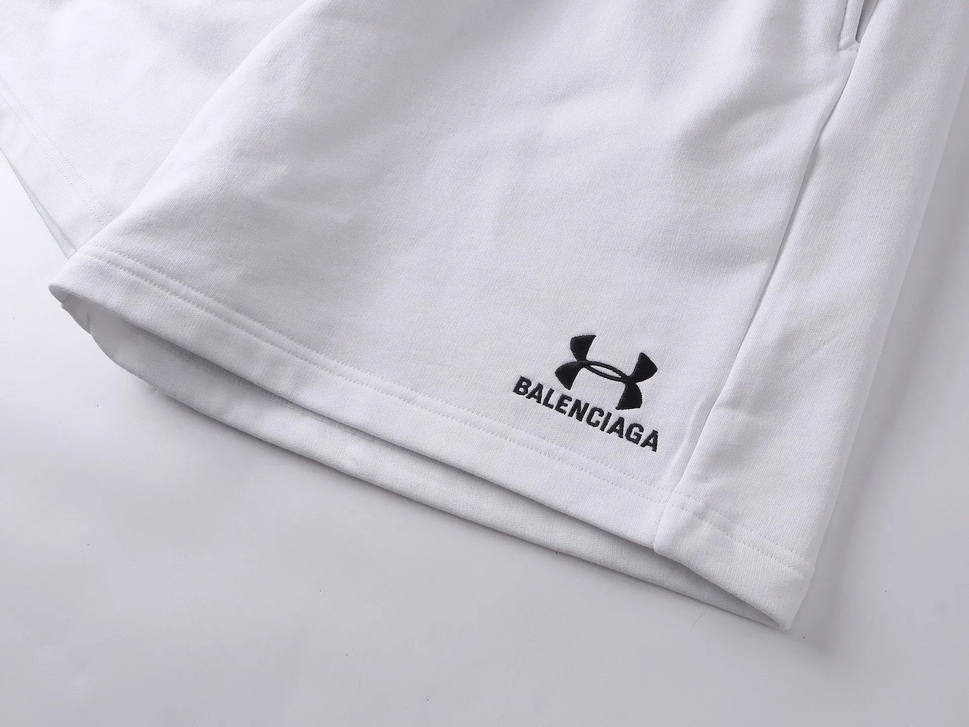 🅿️210 real photos [Top version. Official website quality] BALENCI*GA/Paris. 2025 new model. New embroidered shorts co-branded by Under Armor in Paris. Synchronized with brick cabinets. Developed as genuine products at the first time, please print and compare! The fabric is made of Paris ZP custom-woven and dyed 100% cotton terry sweatshirt. The weight is 460 grams. The cloth surface is clean. The cloth pattern is clear and the hand feels soft and comfortable. The embroidery uses an imported Tajima embroidery machine. The letters are clear and the effect is three-dimensional. The version adopts a loose version. Same style for men and women. Code: BL257003 Color: black, white Size: XS S M L