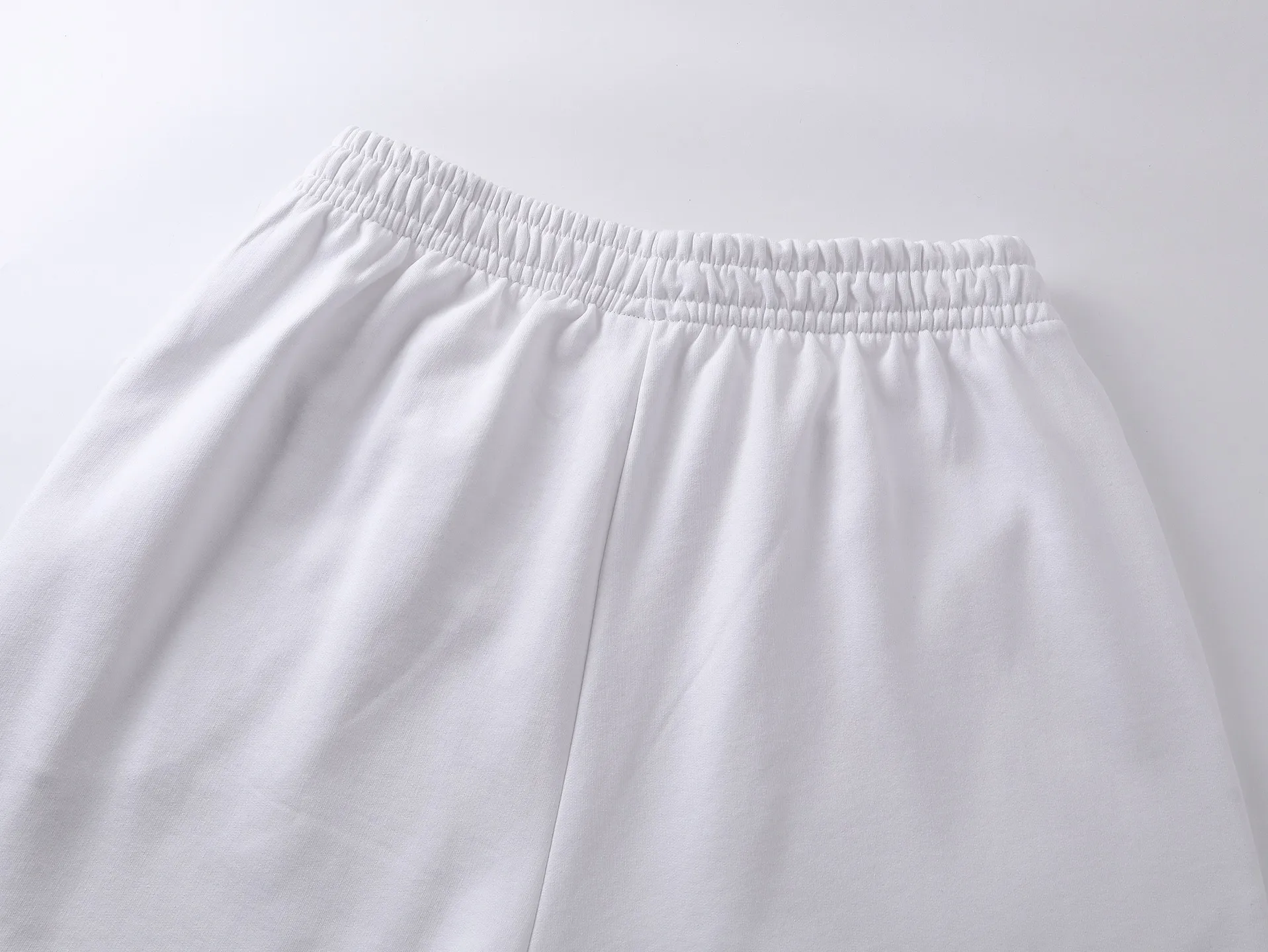 🅿️210 real photos [Top version. Official website quality] BALENCI*GA/Paris. 2025 new model. New embroidered shorts co-branded by Under Armor in Paris. Synchronized with brick cabinets. Developed as genuine products at the first time, please print and compare! The fabric is made of Paris ZP custom-woven and dyed 100% cotton terry sweatshirt. The weight is 460 grams. The cloth surface is clean. The cloth pattern is clear and the hand feels soft and comfortable. The embroidery uses an imported Tajima embroidery machine. The letters are clear and the effect is three-dimensional. The version adopts a loose version. Same style for men and women. Code: BL257003 Color: black, white Size: XS S M L