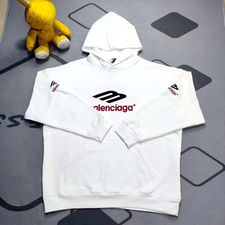 [New arrival] BALENCIAGA/Large 3m embroidered hooded sweatshirt. The embroidery distinguishes Tajima's machine from Niu 90,000 needle embroidery. It is full of details. It is really hard to restore the authentic details. The fabric is made of 480g pure cotton David sweater. It is full of thickness. Thousand needle embroidery process. Threads, cuffs and hems are all three standards for large products. Comparison is welcome. The version adopts OS loose shoulder design. Same style for men and women. Color: Black White Size: XS-L P:490