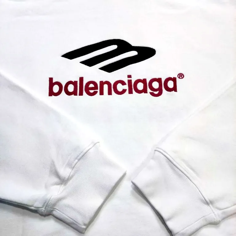 [New arrival] BALENCIAGA/Large 3m embroidered hooded sweatshirt. The embroidery distinguishes Tajima's machine from Niu 90,000 needle embroidery. It is full of details. It is really hard to restore the authentic details. The fabric is made of 480g pure cotton David sweater. It is full of thickness. Thousand needle embroidery process. Threads, cuffs and hems are all three standards for large products. Comparison is welcome. The version adopts OS loose shoulder design. Same style for men and women. Color: Black White Size: XS-L P:490