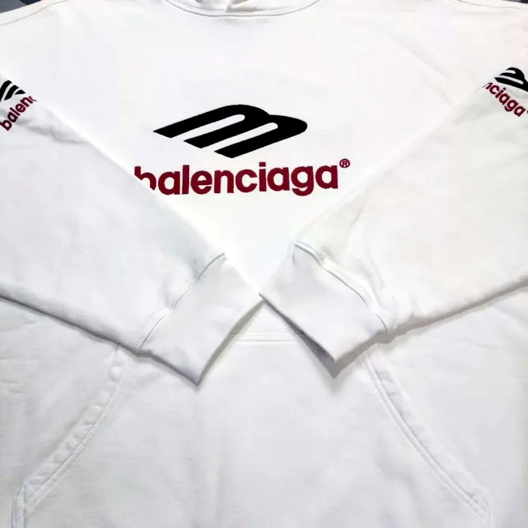 [New arrival] BALENCIAGA/Large 3m embroidered hooded sweatshirt. The embroidery distinguishes Tajima's machine from Niu 90,000 needle embroidery. It is full of details. It is really hard to restore the authentic details. The fabric is made of 480g pure cotton David sweater. It is full of thickness. Thousand needle embroidery process. Threads, cuffs and hems are all three standards for large products. Comparison is welcome. The version adopts OS loose shoulder design. Same style for men and women. Color: Black White Size: XS-L P:490