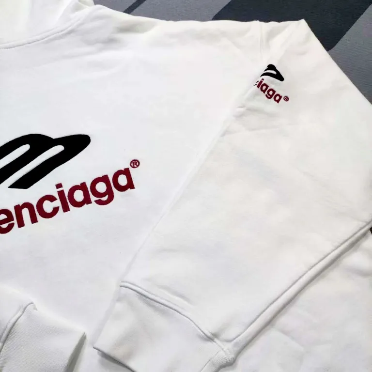 [New arrival] BALENCIAGA/Large 3m embroidered hooded sweatshirt. The embroidery distinguishes Tajima's machine from Niu 90,000 needle embroidery. It is full of details. It is really hard to restore the authentic details. The fabric is made of 480g pure cotton David sweater. It is full of thickness. Thousand needle embroidery process. Threads, cuffs and hems are all three standards for large products. Comparison is welcome. The version adopts OS loose shoulder design. Same style for men and women. Color: Black White Size: XS-L P:490