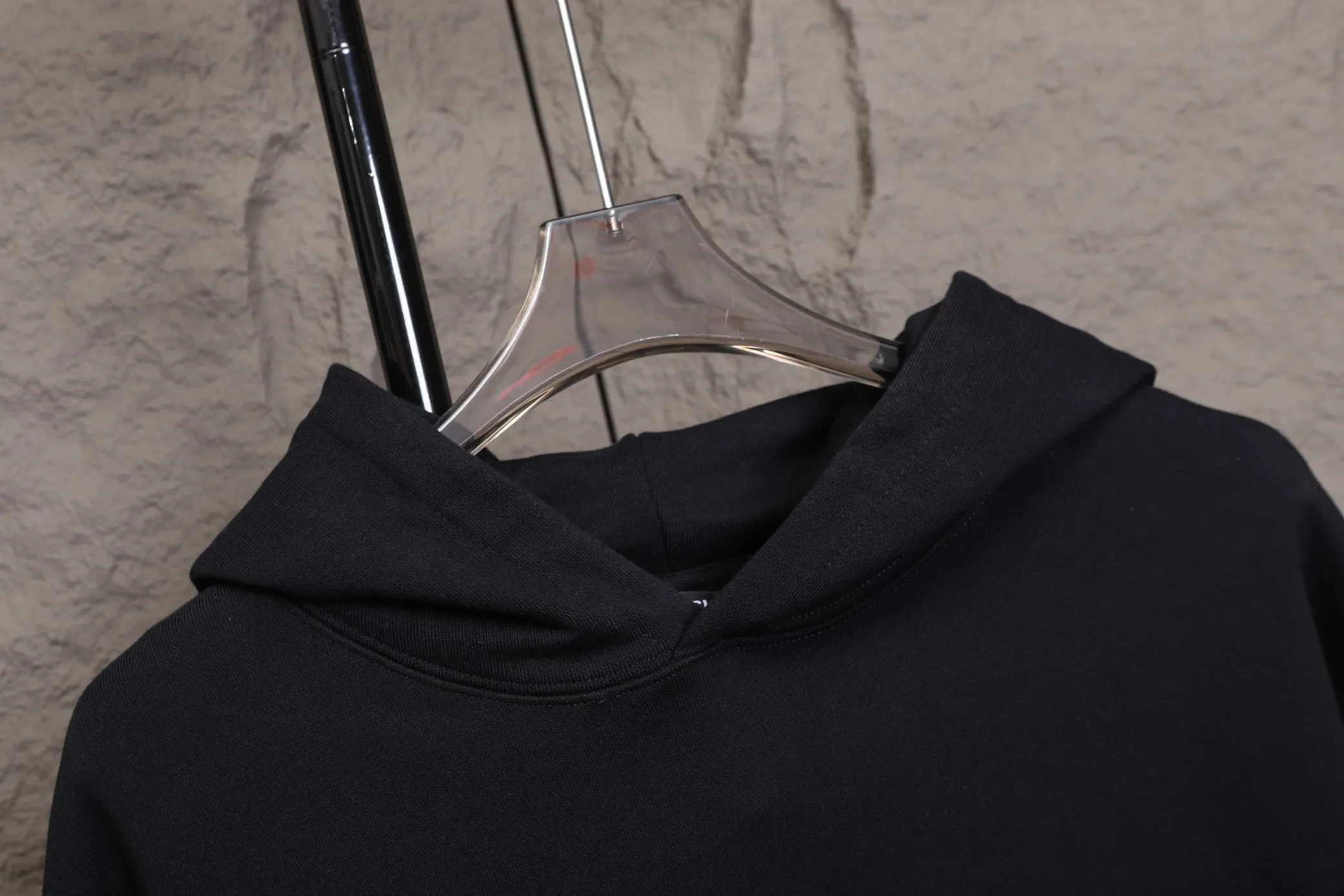 🅿️320 High-quality classic Paris and Puma collaboration, hooded sweatshirt model number B14 * Made of 450 custom-woven and dyed high-gram weight tripe pure cotton sweatshirt fabric. The fabric feels thick and has a certain sense of weight. The bottom has a dense and rough terry texture, which is close to the skin and has excellent warmth retention. You will not feel any discomfort at all! *The color on the chest is clear, with Puma's obvious logo added, and the lines are smooth and smooth without falling off and deforming when washed *This design is based on classics and simply and clearly shows the brand's high-end luxury identity. Same style for men and women 𝐂𝐎𝐋𝐎𝐔𝐑: black, white 𝐒𝐈𝐙𝐄: S- xl