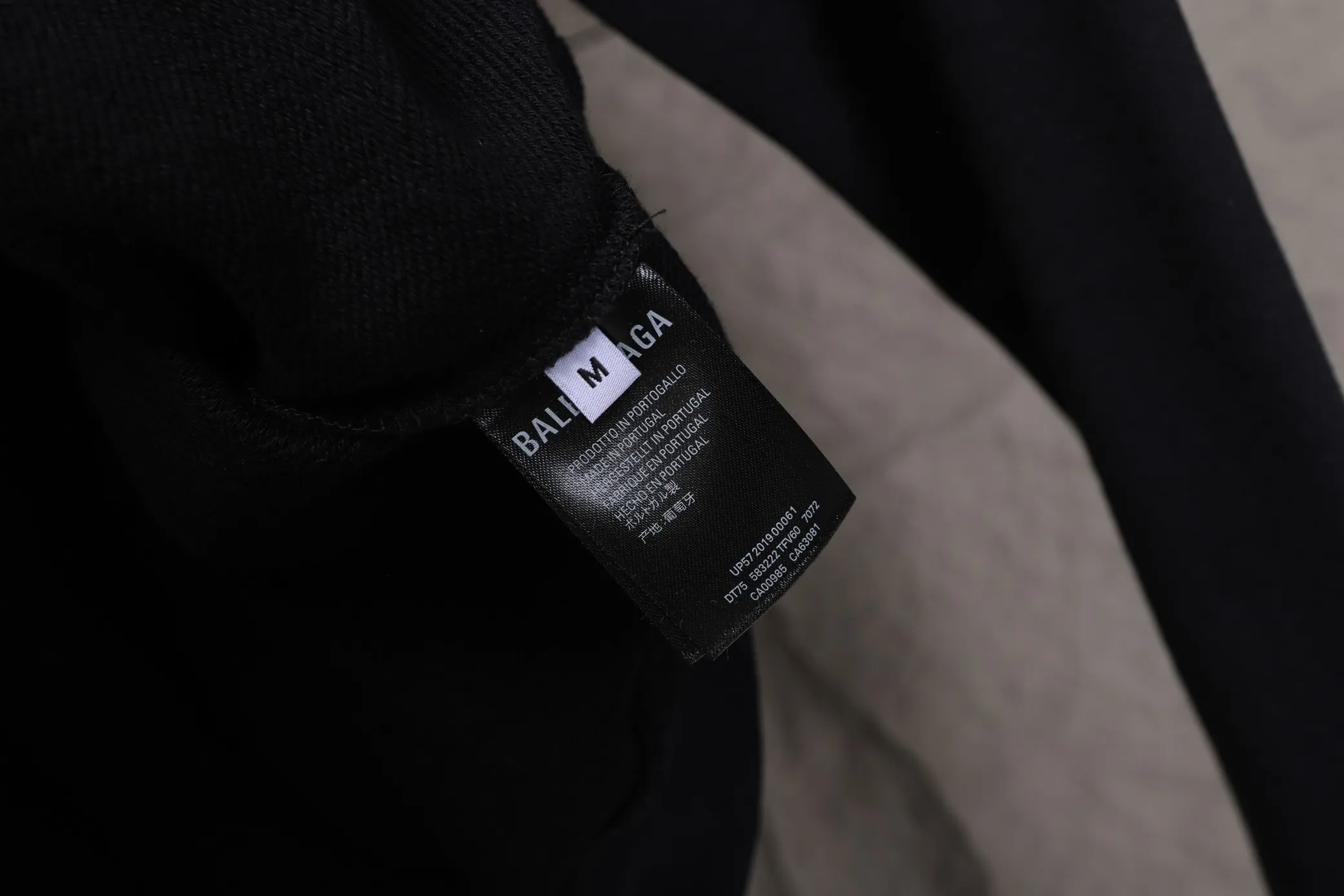 🅿️320 High-quality classic Paris and Puma collaboration, hooded sweatshirt model number B14 * Made of 450 custom-woven and dyed high-gram weight tripe pure cotton sweatshirt fabric. The fabric feels thick and has a certain sense of weight. The bottom has a dense and rough terry texture, which is close to the skin and has excellent warmth retention. You will not feel any discomfort at all! *The color on the chest is clear, with Puma's obvious logo added, and the lines are smooth and smooth without falling off and deforming when washed *This design is based on classics and simply and clearly shows the brand's high-end luxury identity. Same style for men and women 𝐂𝐎𝐋𝐎𝐔𝐑: black, white 𝐒𝐈𝐙𝐄: S- xl