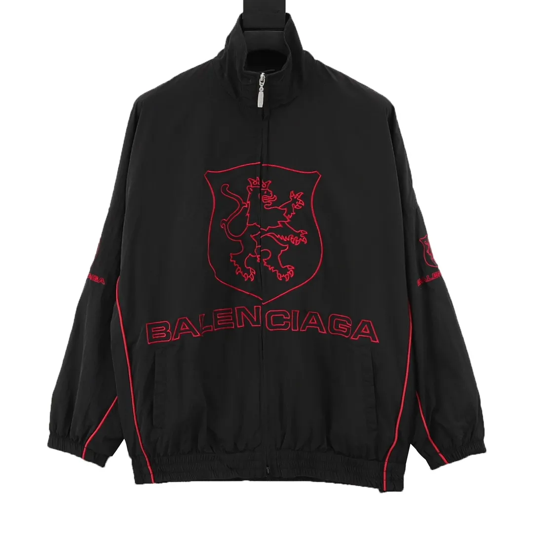 🅿️570 Balenciaga/Balenciaga letter embroidery zipper jacket Embroidery: straight lines, smooth curves; neat stitches, no jagged edges; embroidery surface is flat, silk threads are not skewed; stitch spacing is consistent, no bottom is exposed, no overlap; embroidery surface is smooth, without ink marks and other stains. Advanced imported embroidery machines are used to ensure the quality of each customer's logo embroidery. Fabric: Made of 26-count combed cotton + 10-count 100% cotton, with a weight of 140G. The fabric uses high-quality domestic Xinjiang cotton yarn. Xinjiang cotton is recognized as a superior material among domestic cotton. The fabric is woven using the internationally recognized Fukuhara knitting machine. The fabric has clear texture, good resilience, strong wrinkle resistance, good abrasion resistance and breathability. It is close to the skin, not easy to loosen and has a long-lasting wide effect. The fabric has good gloss, strength and wear resistance, small shrinkage and a good skeleton feel. The pure cotton cloth is produced by air flow liquid cylinder. The environmentally friendly dyeing meets the national first-class product requirements. It is not easy to fade and is not prone to creases and claw marks. It can be worn all year round: the sewing machine needle uses No. 9 round-head needles, which will not puncture or break the fibers of the fabric, and the thread density is 3CM/14 needles, which is tight, not loose, and not sparse; the sewing thread uses imported oil-proof treated thread, and there will be no oil stains; the car is an imported car with a silver sword and a knife, which does not eat or leave any cloth. It has a full sense of high brand quality! size：XS-L