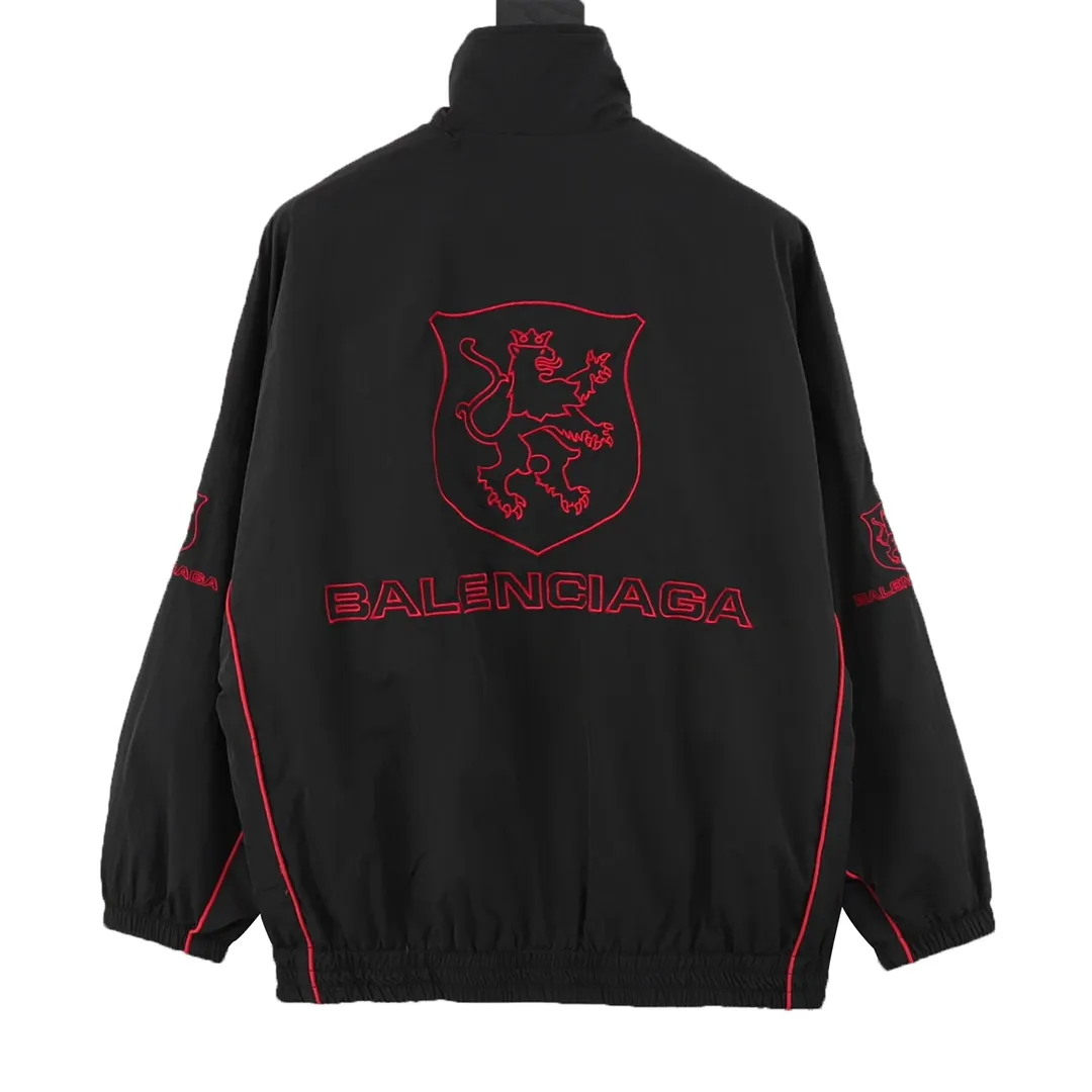 🅿️570 Balenciaga/Balenciaga letter embroidery zipper jacket Embroidery: straight lines, smooth curves; neat stitches, no jagged edges; embroidery surface is flat, silk threads are not skewed; stitch spacing is consistent, no bottom is exposed, no overlap; embroidery surface is smooth, without ink marks and other stains. Advanced imported embroidery machines are used to ensure the quality of each customer's logo embroidery. Fabric: Made of 26-count combed cotton + 10-count 100% cotton, with a weight of 140G. The fabric uses high-quality domestic Xinjiang cotton yarn. Xinjiang cotton is recognized as a superior material among domestic cotton. The fabric is woven using the internationally recognized Fukuhara knitting machine. The fabric has clear texture, good resilience, strong wrinkle resistance, good abrasion resistance and breathability. It is close to the skin, not easy to loosen and has a long-lasting wide effect. The fabric has good gloss, strength and wear resistance, small shrinkage and a good skeleton feel. The pure cotton cloth is produced by air flow liquid cylinder. The environmentally friendly dyeing meets the national first-class product requirements. It is not easy to fade and is not prone to creases and claw marks. It can be worn all year round: the sewing machine needle uses No. 9 round-head needles, which will not puncture or break the fibers of the fabric, and the thread density is 3CM/14 needles, which is tight, not loose, and not sparse; the sewing thread uses imported oil-proof treated thread, and there will be no oil stains; the car is an imported car with a silver sword and a knife, which does not eat or leave any cloth. It has a full sense of high brand quality! size：XS-L
