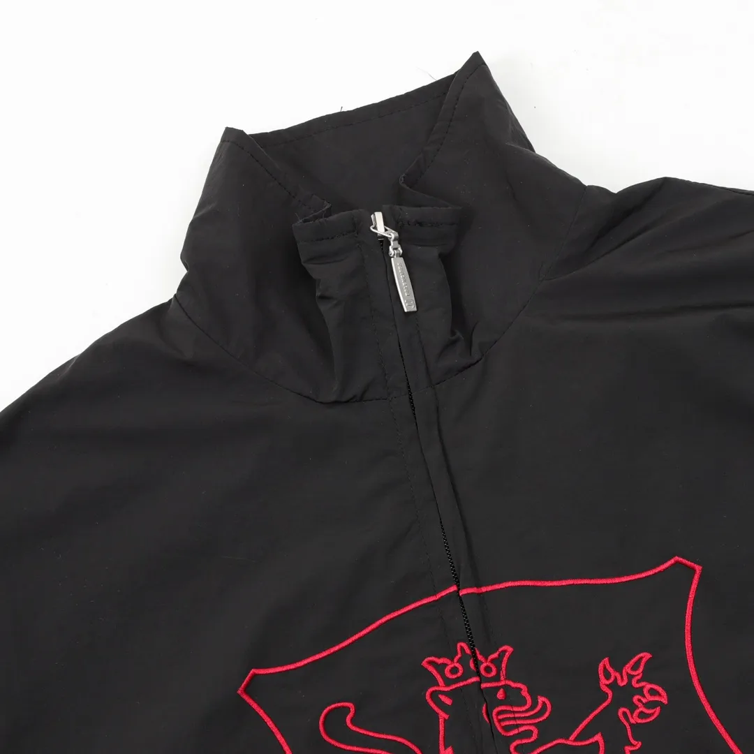 🅿️570 Balenciaga/Balenciaga letter embroidery zipper jacket Embroidery: straight lines, smooth curves; neat stitches, no jagged edges; embroidery surface is flat, silk threads are not skewed; stitch spacing is consistent, no bottom is exposed, no overlap; embroidery surface is smooth, without ink marks and other stains. Advanced imported embroidery machines are used to ensure the quality of each customer's logo embroidery. Fabric: Made of 26-count combed cotton + 10-count 100% cotton, with a weight of 140G. The fabric uses high-quality domestic Xinjiang cotton yarn. Xinjiang cotton is recognized as a superior material among domestic cotton. The fabric is woven using the internationally recognized Fukuhara knitting machine. The fabric has clear texture, good resilience, strong wrinkle resistance, good abrasion resistance and breathability. It is close to the skin, not easy to loosen and has a long-lasting wide effect. The fabric has good gloss, strength and wear resistance, small shrinkage and a good skeleton feel. The pure cotton cloth is produced by air flow liquid cylinder. The environmentally friendly dyeing meets the national first-class product requirements. It is not easy to fade and is not prone to creases and claw marks. It can be worn all year round: the sewing machine needle uses No. 9 round-head needles, which will not puncture or break the fibers of the fabric, and the thread density is 3CM/14 needles, which is tight, not loose, and not sparse; the sewing thread uses imported oil-proof treated thread, and there will be no oil stains; the car is an imported car with a silver sword and a knife, which does not eat or leave any cloth. It has a full sense of high brand quality! size：XS-L
