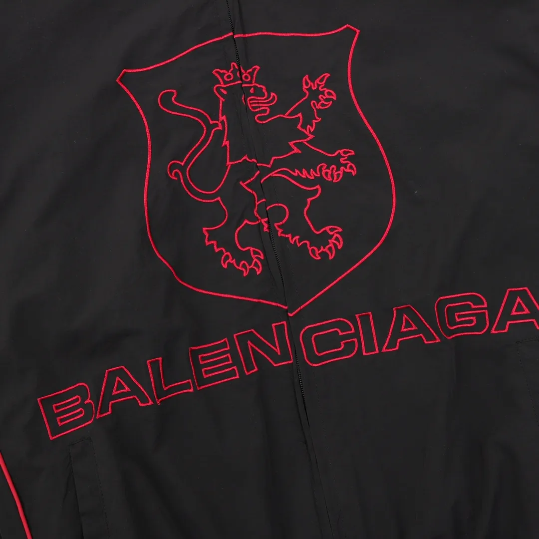 🅿️570 Balenciaga/Balenciaga letter embroidery zipper jacket Embroidery: straight lines, smooth curves; neat stitches, no jagged edges; embroidery surface is flat, silk threads are not skewed; stitch spacing is consistent, no bottom is exposed, no overlap; embroidery surface is smooth, without ink marks and other stains. Advanced imported embroidery machines are used to ensure the quality of each customer's logo embroidery. Fabric: Made of 26-count combed cotton + 10-count 100% cotton, with a weight of 140G. The fabric uses high-quality domestic Xinjiang cotton yarn. Xinjiang cotton is recognized as a superior material among domestic cotton. The fabric is woven using the internationally recognized Fukuhara knitting machine. The fabric has clear texture, good resilience, strong wrinkle resistance, good abrasion resistance and breathability. It is close to the skin, not easy to loosen and has a long-lasting wide effect. The fabric has good gloss, strength and wear resistance, small shrinkage and a good skeleton feel. The pure cotton cloth is produced by air flow liquid cylinder. The environmentally friendly dyeing meets the national first-class product requirements. It is not easy to fade and is not prone to creases and claw marks. It can be worn all year round: the sewing machine needle uses No. 9 round-head needles, which will not puncture or break the fibers of the fabric, and the thread density is 3CM/14 needles, which is tight, not loose, and not sparse; the sewing thread uses imported oil-proof treated thread, and there will be no oil stains; the car is an imported car with a silver sword and a knife, which does not eat or leave any cloth. It has a full sense of high brand quality! size：XS-L