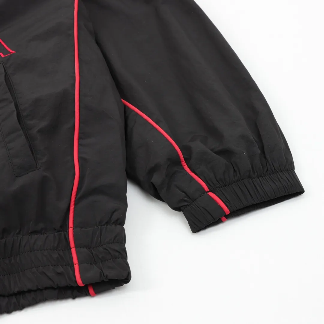 🅿️570 Balenciaga/Balenciaga letter embroidery zipper jacket Embroidery: straight lines, smooth curves; neat stitches, no jagged edges; embroidery surface is flat, silk threads are not skewed; stitch spacing is consistent, no bottom is exposed, no overlap; embroidery surface is smooth, without ink marks and other stains. Advanced imported embroidery machines are used to ensure the quality of each customer's logo embroidery. Fabric: Made of 26-count combed cotton + 10-count 100% cotton, with a weight of 140G. The fabric uses high-quality domestic Xinjiang cotton yarn. Xinjiang cotton is recognized as a superior material among domestic cotton. The fabric is woven using the internationally recognized Fukuhara knitting machine. The fabric has clear texture, good resilience, strong wrinkle resistance, good abrasion resistance and breathability. It is close to the skin, not easy to loosen and has a long-lasting wide effect. The fabric has good gloss, strength and wear resistance, small shrinkage and a good skeleton feel. The pure cotton cloth is produced by air flow liquid cylinder. The environmentally friendly dyeing meets the national first-class product requirements. It is not easy to fade and is not prone to creases and claw marks. It can be worn all year round: the sewing machine needle uses No. 9 round-head needles, which will not puncture or break the fibers of the fabric, and the thread density is 3CM/14 needles, which is tight, not loose, and not sparse; the sewing thread uses imported oil-proof treated thread, and there will be no oil stains; the car is an imported car with a silver sword and a knife, which does not eat or leave any cloth. It has a full sense of high brand quality! size：XS-L