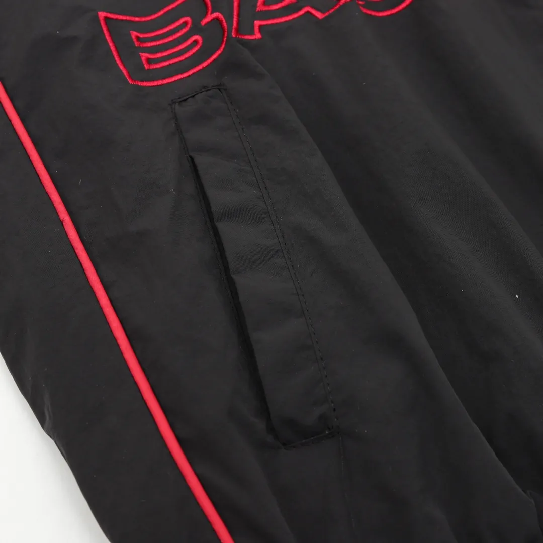 🅿️570 Balenciaga/Balenciaga letter embroidery zipper jacket Embroidery: straight lines, smooth curves; neat stitches, no jagged edges; embroidery surface is flat, silk threads are not skewed; stitch spacing is consistent, no bottom is exposed, no overlap; embroidery surface is smooth, without ink marks and other stains. Advanced imported embroidery machines are used to ensure the quality of each customer's logo embroidery. Fabric: Made of 26-count combed cotton + 10-count 100% cotton, with a weight of 140G. The fabric uses high-quality domestic Xinjiang cotton yarn. Xinjiang cotton is recognized as a superior material among domestic cotton. The fabric is woven using the internationally recognized Fukuhara knitting machine. The fabric has clear texture, good resilience, strong wrinkle resistance, good abrasion resistance and breathability. It is close to the skin, not easy to loosen and has a long-lasting wide effect. The fabric has good gloss, strength and wear resistance, small shrinkage and a good skeleton feel. The pure cotton cloth is produced by air flow liquid cylinder. The environmentally friendly dyeing meets the national first-class product requirements. It is not easy to fade and is not prone to creases and claw marks. It can be worn all year round: the sewing machine needle uses No. 9 round-head needles, which will not puncture or break the fibers of the fabric, and the thread density is 3CM/14 needles, which is tight, not loose, and not sparse; the sewing thread uses imported oil-proof treated thread, and there will be no oil stains; the car is an imported car with a silver sword and a knife, which does not eat or leave any cloth. It has a full sense of high brand quality! size：XS-L