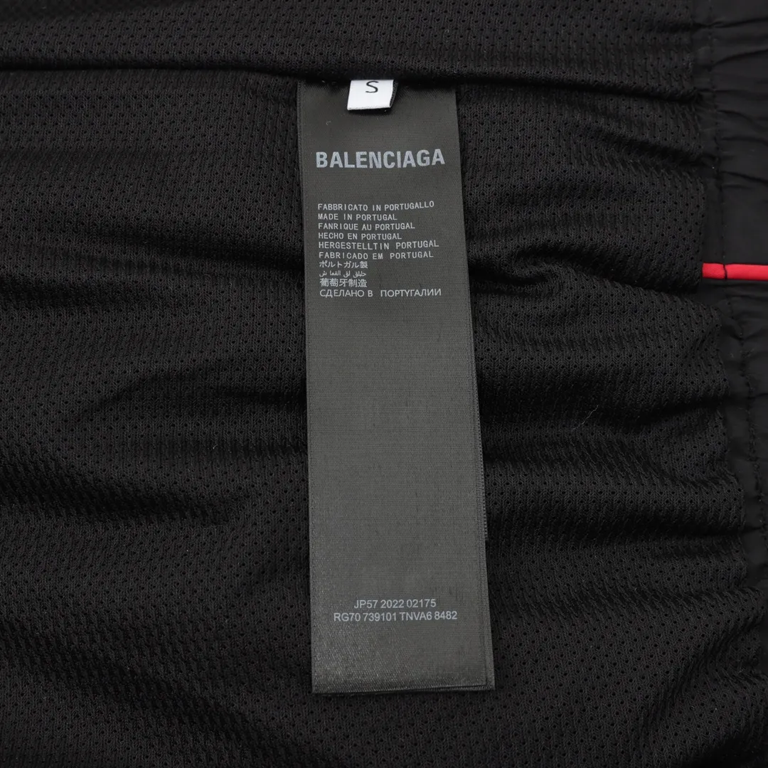 🅿️570 Balenciaga/Balenciaga letter embroidery zipper jacket Embroidery: straight lines, smooth curves; neat stitches, no jagged edges; embroidery surface is flat, silk threads are not skewed; stitch spacing is consistent, no bottom is exposed, no overlap; embroidery surface is smooth, without ink marks and other stains. Advanced imported embroidery machines are used to ensure the quality of each customer's logo embroidery. Fabric: Made of 26-count combed cotton + 10-count 100% cotton, with a weight of 140G. The fabric uses high-quality domestic Xinjiang cotton yarn. Xinjiang cotton is recognized as a superior material among domestic cotton. The fabric is woven using the internationally recognized Fukuhara knitting machine. The fabric has clear texture, good resilience, strong wrinkle resistance, good abrasion resistance and breathability. It is close to the skin, not easy to loosen and has a long-lasting wide effect. The fabric has good gloss, strength and wear resistance, small shrinkage and a good skeleton feel. The pure cotton cloth is produced by air flow liquid cylinder. The environmentally friendly dyeing meets the national first-class product requirements. It is not easy to fade and is not prone to creases and claw marks. It can be worn all year round: the sewing machine needle uses No. 9 round-head needles, which will not puncture or break the fibers of the fabric, and the thread density is 3CM/14 needles, which is tight, not loose, and not sparse; the sewing thread uses imported oil-proof treated thread, and there will be no oil stains; the car is an imported car with a silver sword and a knife, which does not eat or leave any cloth. It has a full sense of high brand quality! size：XS-L