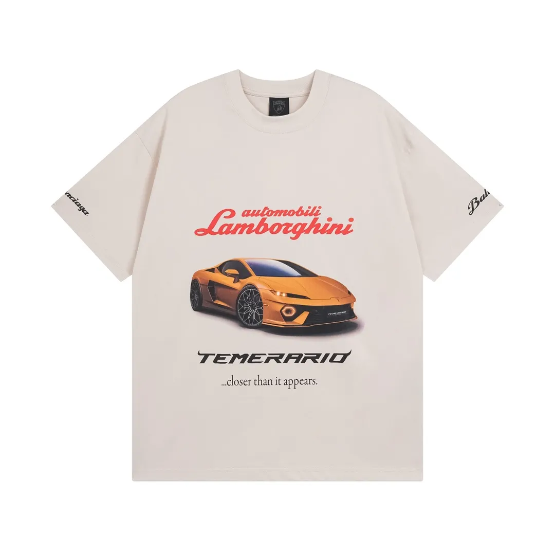 🅿️190 real photos [Top version. Official website quality] BALENCI*GA/Paris co-branded Lamborghini Lamborghini front and back left and right sleeves direct-injection printed short-sleeved T-shirt # SS25 latest model. Research and development at the first time, different market currencies. Comparisons welcome. The fabric is made of Paris ZP custom-woven and dyed cotton double yarn. Weighing 260 grams, the cloth surface is clean. The cloth pattern is clear, soft and comfortable. The threads are dyed with no color difference. Printing adopts computer direct printing. The pattern letters are clear, three-dimensional and without burrs. Jubie market produces pictures based on pictures. Welcome to compare. The version adopts OS loose shoulder design. Same style for men and women. Code: BL253630 Color: white gray, black, apricot Size: XS S M L