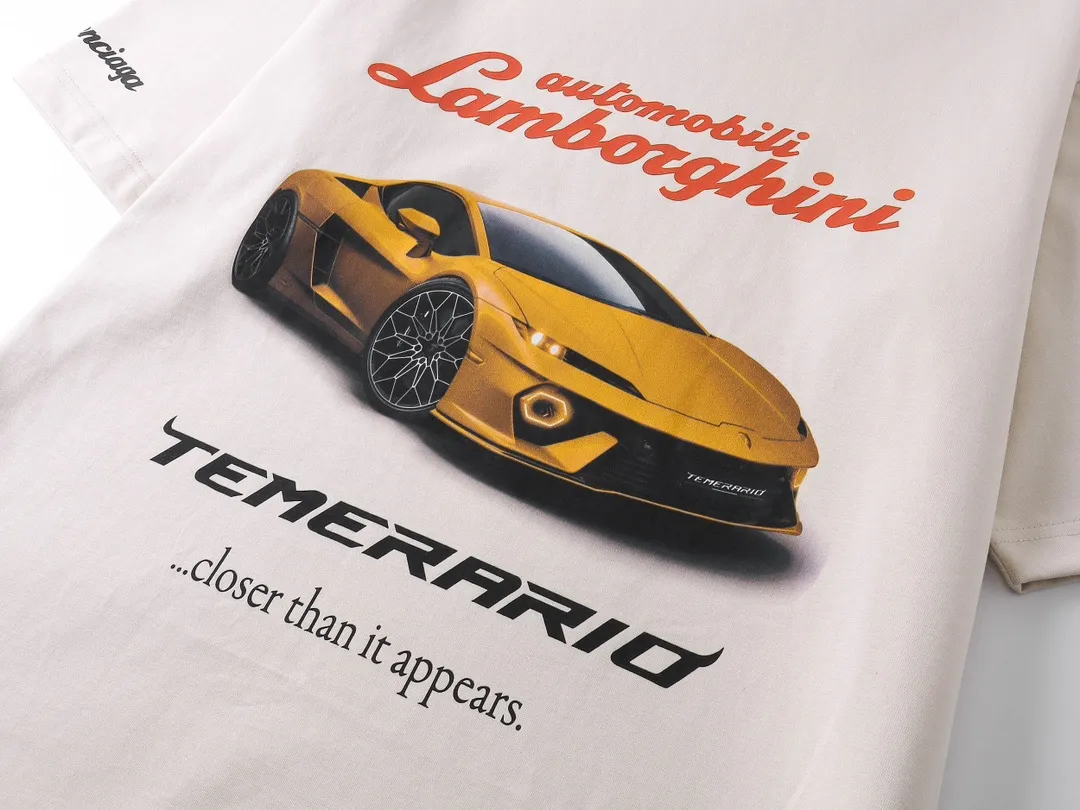 🅿️190 real photos [Top version. Official website quality] BALENCI*GA/Paris co-branded Lamborghini Lamborghini front and back left and right sleeves direct-injection printed short-sleeved T-shirt # SS25 latest model. Research and development at the first time, different market currencies. Comparisons welcome. The fabric is made of Paris ZP custom-woven and dyed cotton double yarn. Weighing 260 grams, the cloth surface is clean. The cloth pattern is clear, soft and comfortable. The threads are dyed with no color difference. Printing adopts computer direct printing. The pattern letters are clear, three-dimensional and without burrs. Jubie market produces pictures based on pictures. Welcome to compare. The version adopts OS loose shoulder design. Same style for men and women. Code: BL253630 Color: white gray, black, apricot Size: XS S M L