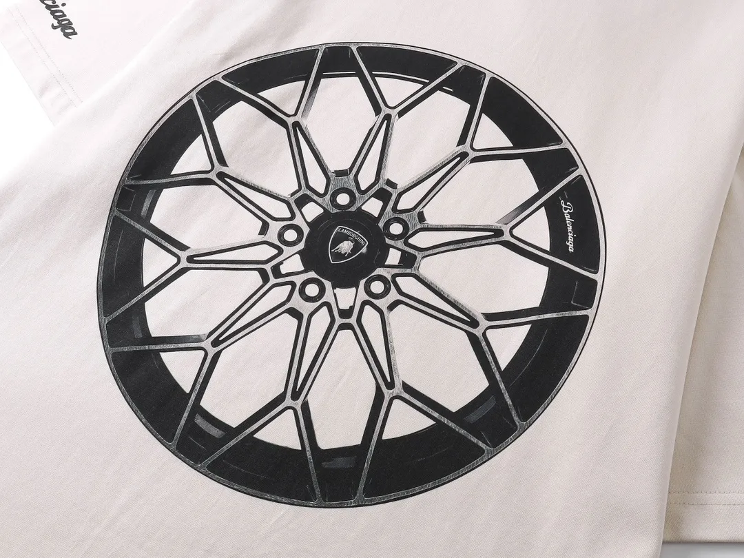 🅿️190 real photos [Top version. Official website quality] BALENCI*GA/Paris co-branded Lamborghini Lamborghini front and back left and right sleeves direct-injection printed short-sleeved T-shirt # SS25 latest model. Research and development at the first time, different market currencies. Comparisons welcome. The fabric is made of Paris ZP custom-woven and dyed cotton double yarn. Weighing 260 grams, the cloth surface is clean. The cloth pattern is clear, soft and comfortable. The threads are dyed with no color difference. Printing adopts computer direct printing. The pattern letters are clear, three-dimensional and without burrs. Jubie market produces pictures based on pictures. Welcome to compare. The version adopts OS loose shoulder design. Same style for men and women. Code: BL253630 Color: white gray, black, apricot Size: XS S M L