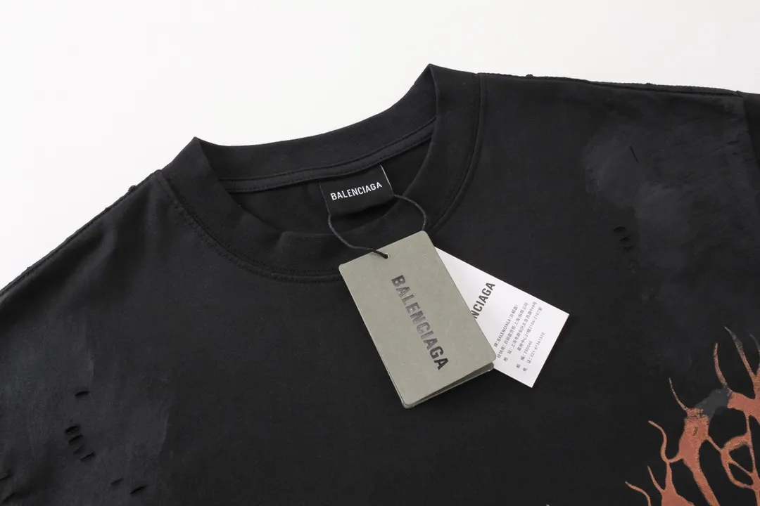 🅿️206 Detailed Picture [Top version. Official website quality] BALENCI*GA/Paris. 2024 latest Sanskrit letters LOGO hand-painted worn distressed short-sleeved T-shirt. Brick cabinet synchronization. ⚠️Difference in market currency. YB development. Color system is black and blue. Worn. Hand-painted consistent with ZP,‼ ️The fabric is made of Paris ZP custom-woven and dyed 100% double yarn compact cotton. The weight is 260 grams. The cloth surface is clean. The cloth pattern is clear, soft and comfortable. The threads are dyed with no color difference. Ready-made garments are hand-painted, worn, and distressed, with heavy craftsmanship. Comparisons welcome. The version adopts OS loose shoulder style. Same style for men and women. Code: BL223203 Color: black blue. red Size: XS to L