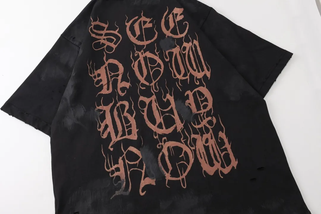 🅿️206 Detailed Picture [Top version. Official website quality] BALENCI*GA/Paris. 2024 latest Sanskrit letters LOGO hand-painted worn distressed short-sleeved T-shirt. Brick cabinet synchronization. ⚠️Difference in market currency. YB development. Color system is black and blue. Worn. Hand-painted consistent with ZP,‼ ️The fabric is made of Paris ZP custom-woven and dyed 100% double yarn compact cotton. The weight is 260 grams. The cloth surface is clean. The cloth pattern is clear, soft and comfortable. The threads are dyed with no color difference. Ready-made garments are hand-painted, worn, and distressed, with heavy craftsmanship. Comparisons welcome. The version adopts OS loose shoulder style. Same style for men and women. Code: BL223203 Color: black blue. red Size: XS to L