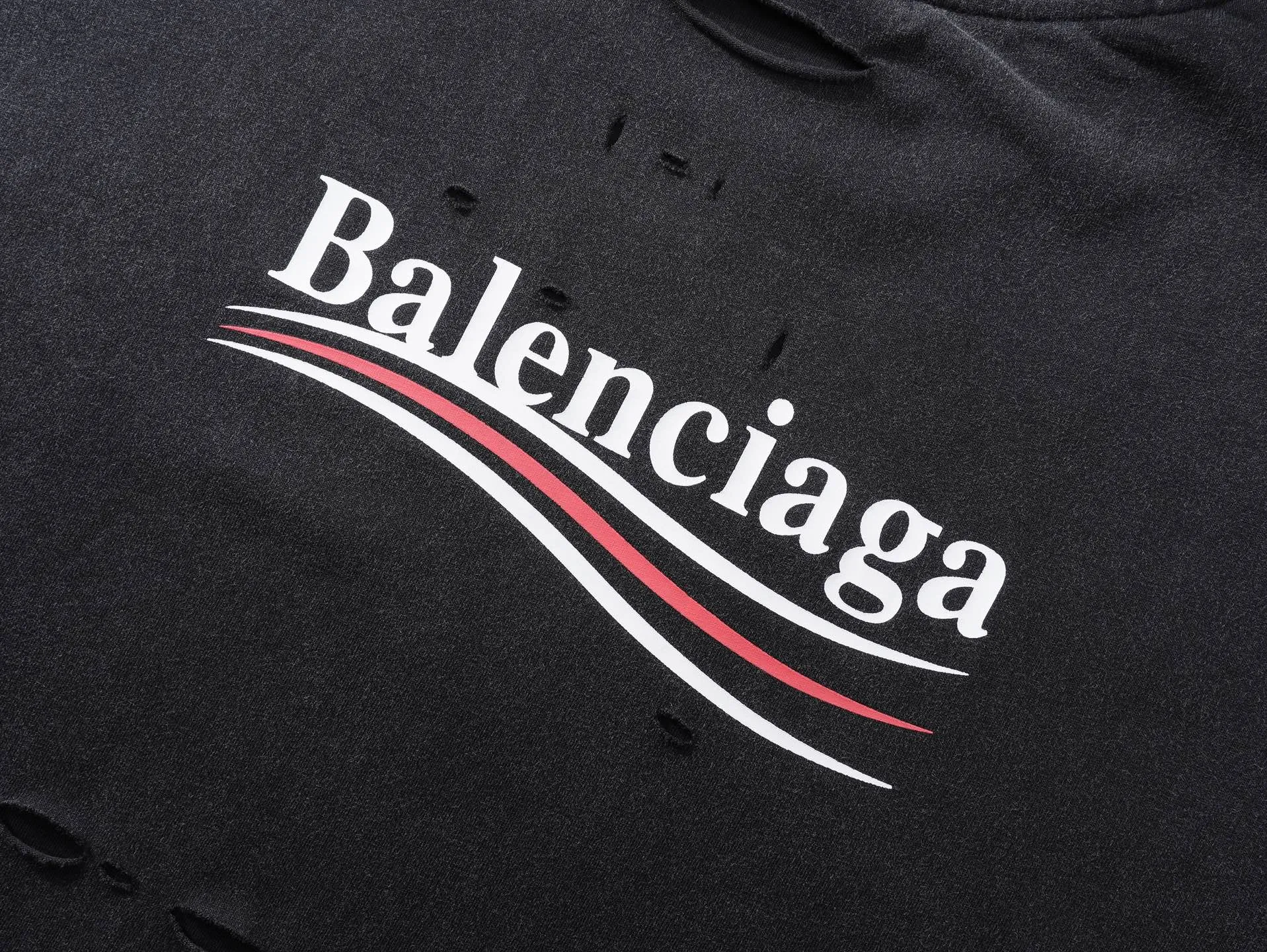 🅿️270 real photos [Top version. Official website quality] BALENCI*GA/Paris BALENCI*GA#25 new style, Coke letters classic LOGO printed on the chest and back, washed and worn two-piece long-sleeved T-shirt. Brick cabinet synchronization. Note! ️This model is a two-piece set. Wash water super heavy process. Welcome to compare. The fabric is made of Paris ZP custom-woven and dyed 100% cotton double-yarn compact cotton. The weight is 260 grams. The cloth surface is clean. The cloth pattern is clear. It is soft and comfortable. It has good color fastness and is not easy to change color. The threads are woven and dyed with no color difference. The printing uses imported environmentally friendly materials and the letters are three-dimensional. Comparisons welcome. Restore brick cabinet. The version adopts OS loose shoulder version. Same style for men and women. Code: BL255082 Color: washed black Size: XS S M L