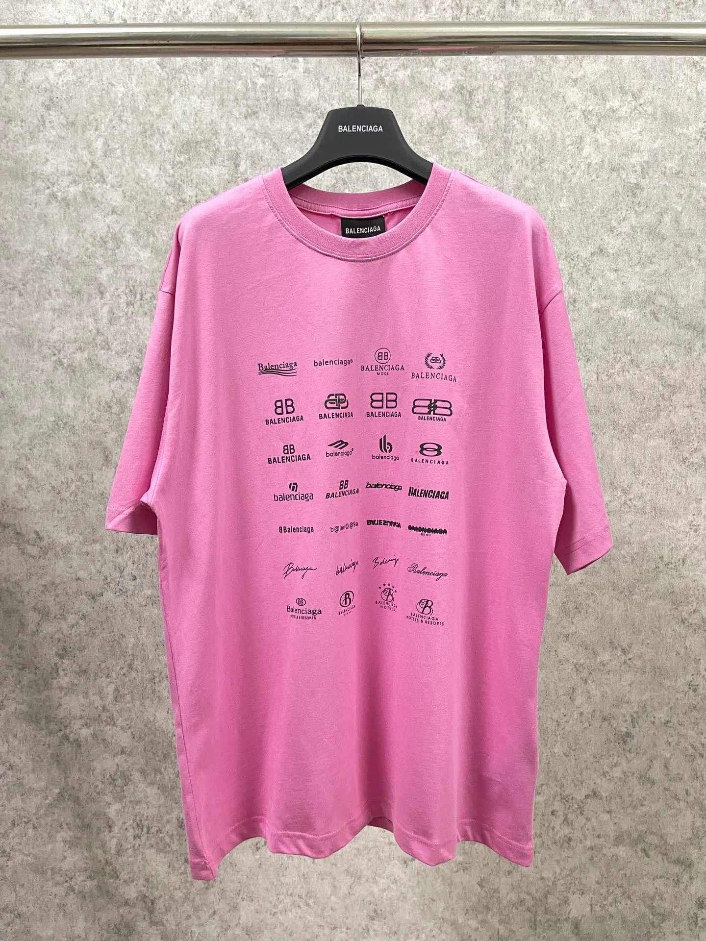 🅿️170 real photos [Top version. Official website quality] BALENCI*GA/Paris BALENCI*GA# 2023 spring and summer new style, printed with classic LOGO collection short-sleeved T-shirt. 2023 spring and summer new product. Brick cabinet synchronization. The fabric is made of Paris ZP custom-woven and dyed 100% cotton double yarn compact cotton. The weight is 260 grams, the cloth surface is clean. The cloth texture is clear. Soft and comfortable. Good color fastness. Not easy to change color. The threads are woven and dyed with no color difference. The printing uses imported environmentally friendly rubber paddles, precision stencils, fine LOGO letters, clear letters, no burrs, and a three-dimensional effect. Restore brick cabinet. The version adopts OS loose shoulder version. Same style for men and women. Code: BL223071 Color: black, beige, pink, smoky gray, white. Size: XS to L