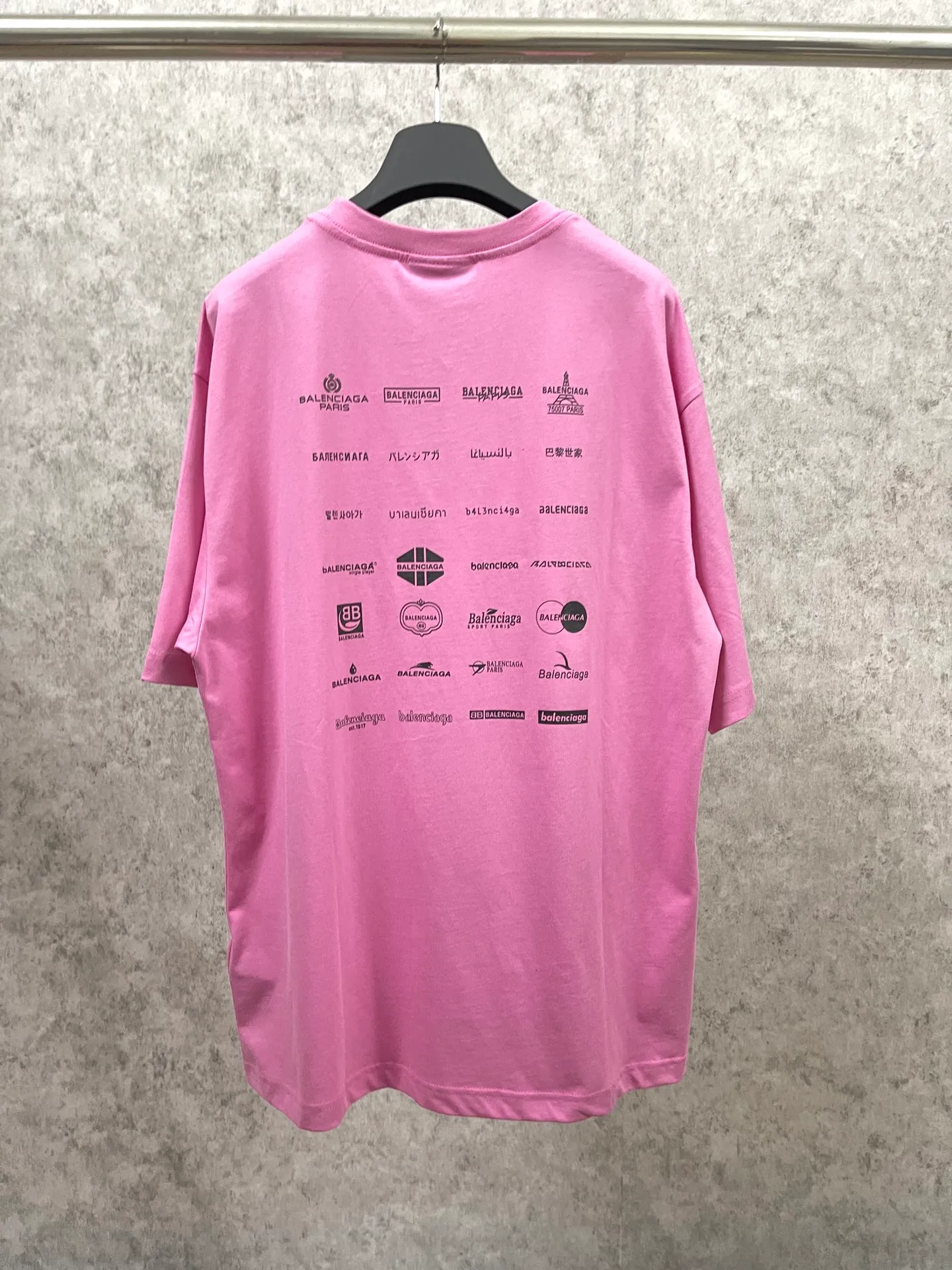 🅿️170 real photos [Top version. Official website quality] BALENCI*GA/Paris BALENCI*GA# 2023 spring and summer new style, printed with classic LOGO collection short-sleeved T-shirt. 2023 spring and summer new product. Brick cabinet synchronization. The fabric is made of Paris ZP custom-woven and dyed 100% cotton double yarn compact cotton. The weight is 260 grams, the cloth surface is clean. The cloth texture is clear. Soft and comfortable. Good color fastness. Not easy to change color. The threads are woven and dyed with no color difference. The printing uses imported environmentally friendly rubber paddles, precision stencils, fine LOGO letters, clear letters, no burrs, and a three-dimensional effect. Restore brick cabinet. The version adopts OS loose shoulder version. Same style for men and women. Code: BL223071 Color: black, beige, pink, smoky gray, white. Size: XS to L