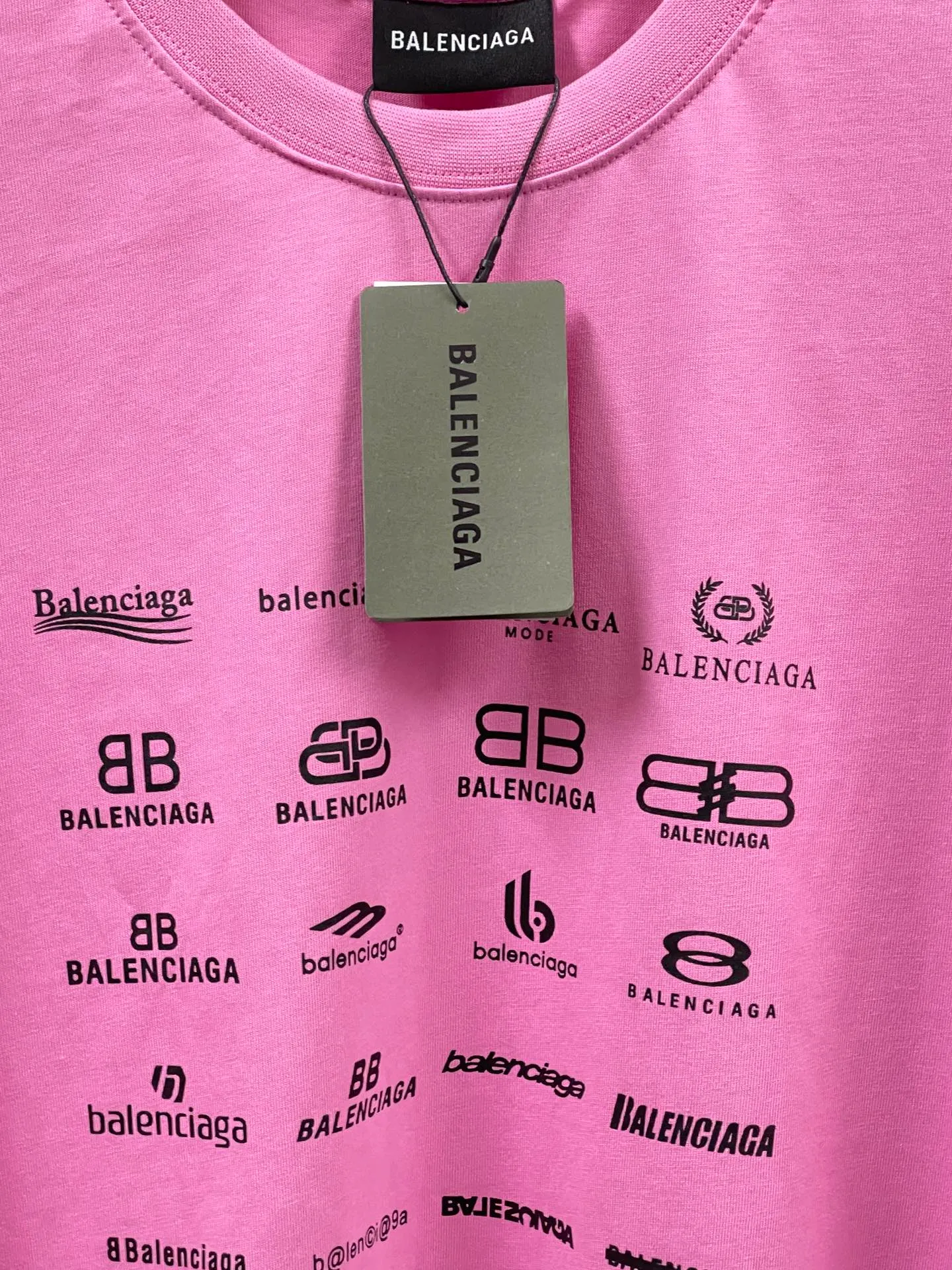 🅿️170 real photos [Top version. Official website quality] BALENCI*GA/Paris BALENCI*GA# 2023 spring and summer new style, printed with classic LOGO collection short-sleeved T-shirt. 2023 spring and summer new product. Brick cabinet synchronization. The fabric is made of Paris ZP custom-woven and dyed 100% cotton double yarn compact cotton. The weight is 260 grams, the cloth surface is clean. The cloth texture is clear. Soft and comfortable. Good color fastness. Not easy to change color. The threads are woven and dyed with no color difference. The printing uses imported environmentally friendly rubber paddles, precision stencils, fine LOGO letters, clear letters, no burrs, and a three-dimensional effect. Restore brick cabinet. The version adopts OS loose shoulder version. Same style for men and women. Code: BL223071 Color: black, beige, pink, smoky gray, white. Size: XS to L